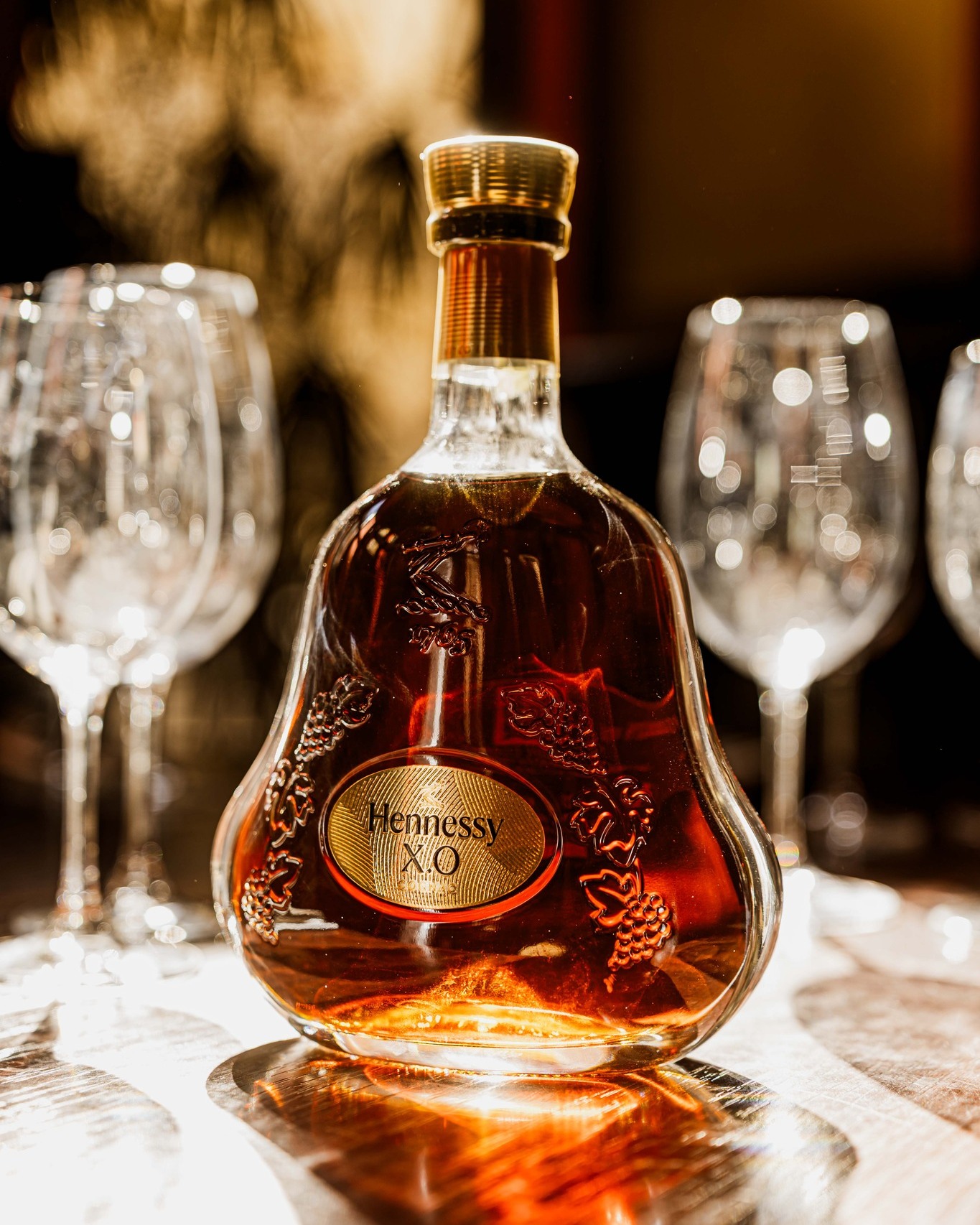 A Hennessy X.O. 1870-ben született meg Franciaországban, a Cognac régió szívében, amikor Maurice Hennessy megalkotta az első „Extra Old” konyakot – ezzel új kategóriát teremtve a prémium párlatok világában. 😍 Több mint száz, gondosan válogatott eaux-de-vie házasításából készül, amelyek hosszú éveken, akár évtizedeken át érlelődnek francia tölgyfahordókban. 🥃
Gazdag, mély karakterét a lassú érlelés és a mesteri blending adja: fűszeres, kakaós, aszalt gyümölcsös jegyek, elegáns, bársonyos lecsengéssel. A Hennessy X.O. nem csupán egy ital, hanem élmény – a kifinomultság, a tradíció és a kompromisszumok nélküli minőség szimbóluma. 🙏
📍 1053 Budapest, Vámház Krt 6.
🕒 Hétfő–Vasárnap: 12:00-23:00
☎️ +36 (1) 411 1750
📧 info@steak.hu
👉 https://www.steak.hu/
#pampasbudapest #steakhouse