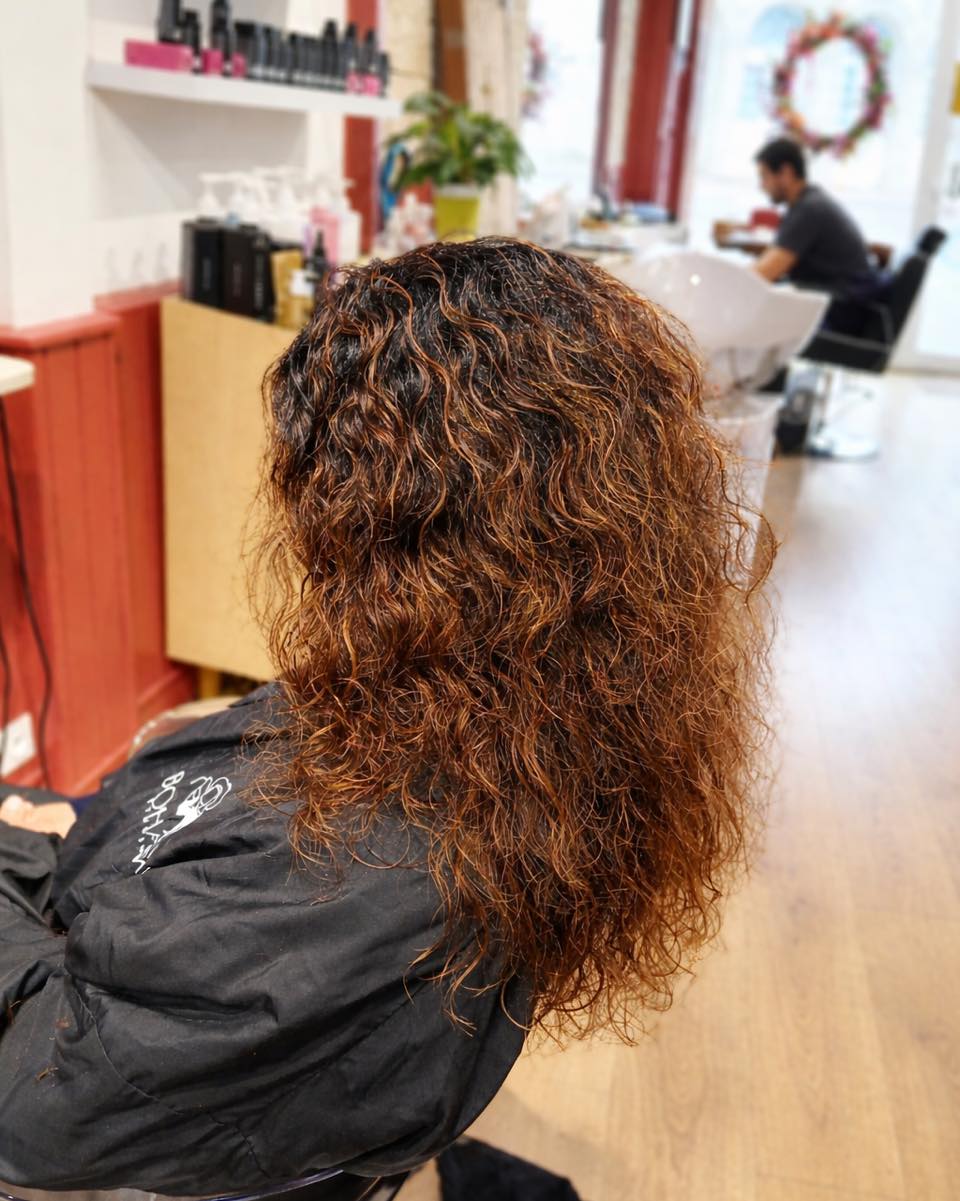 Balayage végétal tout en douceur avec l’envolée des couleurs 💚
Travail à l’argile et à l’huile de tournesol pour illuminer sans agresser 🙃
Patine végétale marron chocolat pour un résultat profond et lumineux 😍
Et pour finir le soin Bôme Jardin d’orient 😻
Vous aimez ?
#lenvoleedescouleurs#leslandes#bohamestudio#colorationvegetale#naturalhaircare