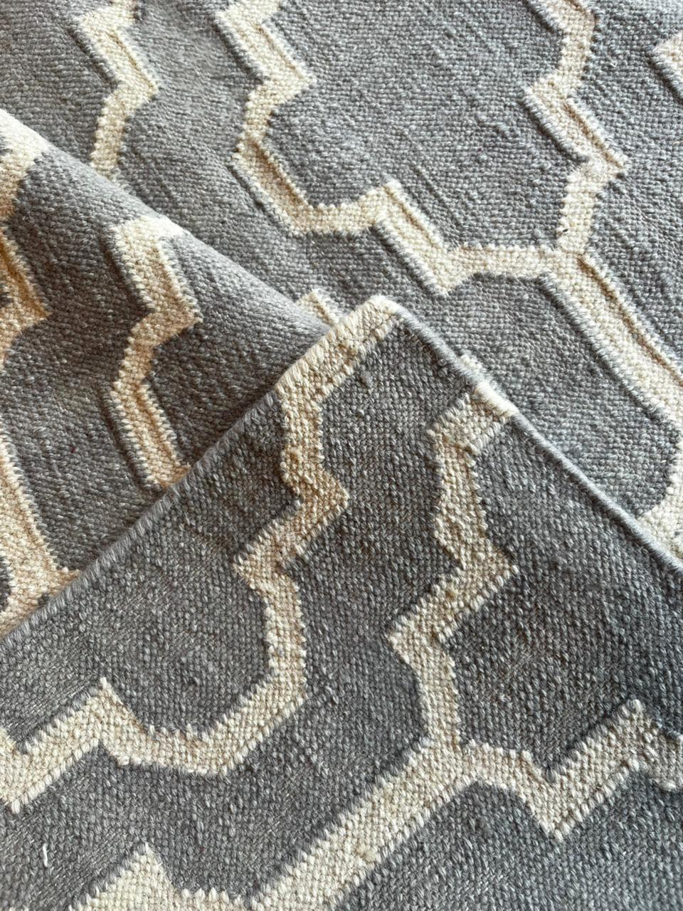 O Tapete Kilim Epic Grey une o charme do desenho geométrico à elegância dos tons de cinza e off-white. Com trama plana e acabamento artesanal, ele traz leveza visual e um toque contemporâneo ao ambiente.
Consulte mais sobre o modelo visitando nossas lojas.
📍Rua Henrique Schaumann, 498 - Pinheiros | SP
São Paulo: (11)93044-1854
Caxias do Sul: (54) 3027-1234
.
.
.
.
#kiantapetes #arqdecor #interiordesign #sofisticacao #personalidade #estilo #tapetesimportados #decoração #homedecor #homesweethome #designinterior #arqlovers #confort #casadecorada #DesignDeInteriores