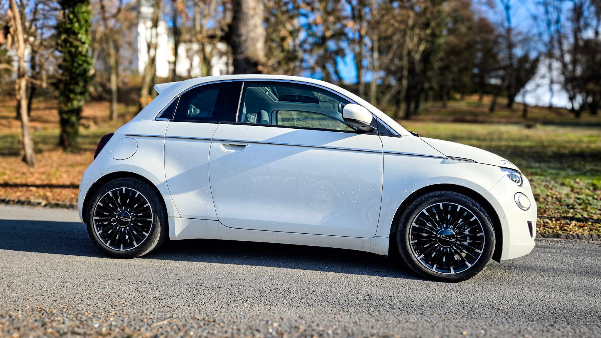 Slnko už svieti, vonku má byť krásnych 15°C. Baterka je nabitá. Ideálny deň na tichú, elektrickú jazdu. ☀️🔋🚗