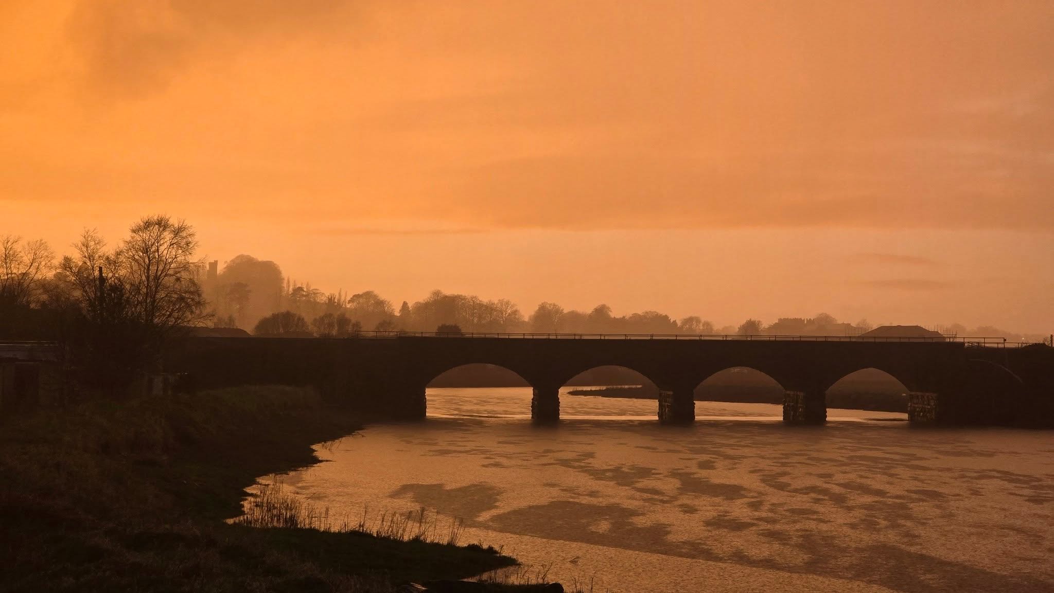 Golden hour in Dundalk 🌅✨
The railway bridge stretches quietly across the water while, in the distance, the silhouette of Cú Chulainn’s Castle rises through the evening mist. History, legend and landscape all in one breathtaking view 💛
Next time you’re exploring Dundalk, pause for a sunset like this… it’s pure magic.
📸 Photo by @conwayzoe
#SeaLouth #IrelandsAncientEast #KeepDiscovering #Admire #Dundalk #LegendsAndLandscapes #GoldenHour #HiddenGems