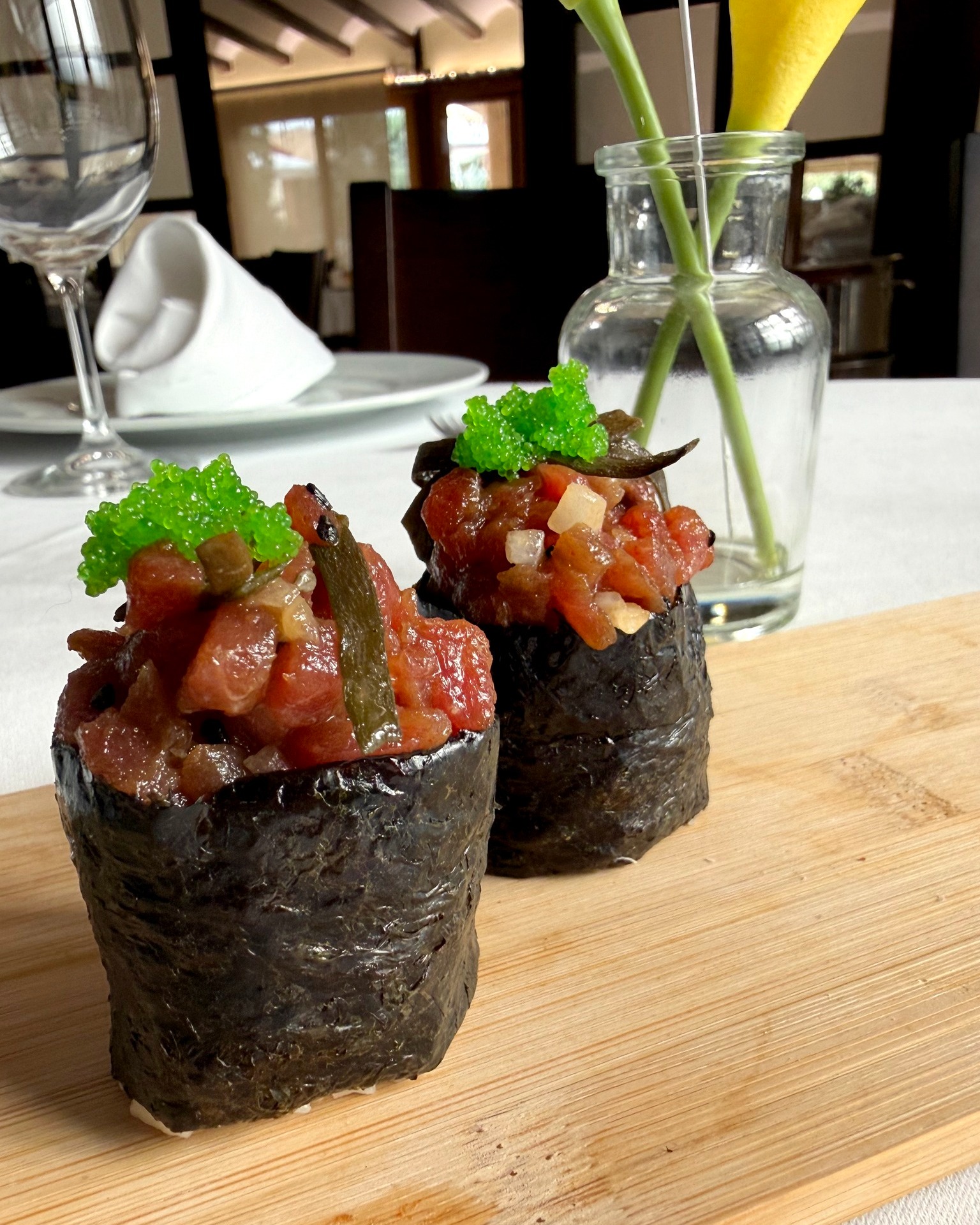 Hoy abrimos boca con nuestro Gunkan de atún rojo picante🍣🔥
Una propuesta donde la fusión se une al respeto por el producto.
Atún rojo seleccionado, trabajado con precisión y acompañado de un punto picante realzando su carácter.
Una expresión diferente de este gran producto, que mantiene nuestra esencia: calidad, equilibrio y técnica.
¡Ven y comparte buenos momentos con nosotros en El Soto de Vulcano!
El Soto de Vulcano 🔥
📍 Carril del Soto, 14. (Junto al paseo del Malecón)
📞 667 384 568 / 968 953 945
#ElSotoDeVulcano #Gunkan #AtúnRojo #CocinaDeFusión #ProductoDeCalidad #MurciaGastronómica #CocinaDeAutor #ReservaYa