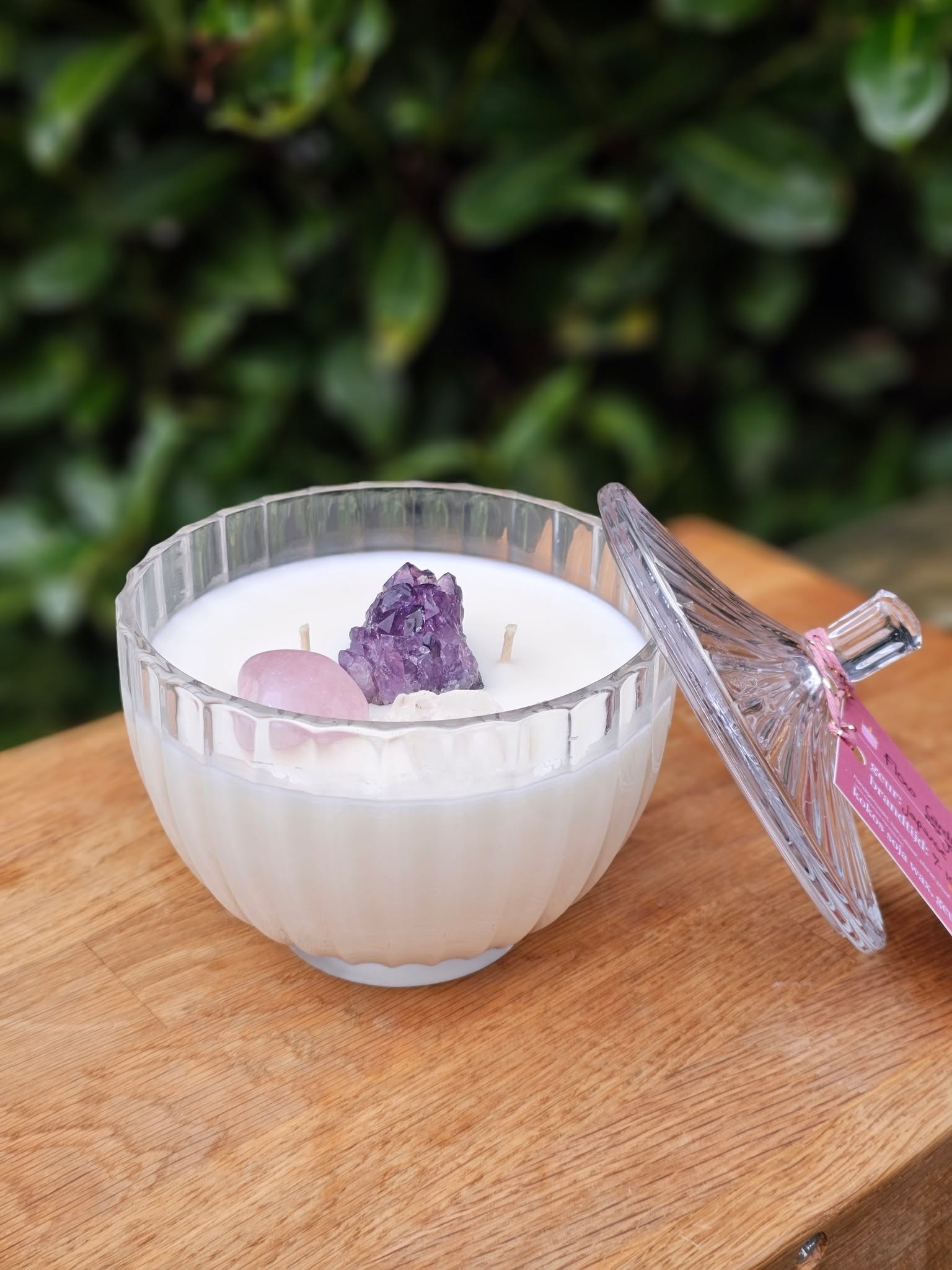 Nieuw bij Raw Candles
De Raw Candle XL met gouden driehoek is gearriveerd… en eerlijk: deze wil je hebben, toch?
Met 700 gram niet-giftige kokos sojawax en 3 grote A+ kwaliteit edelstenen is deze kaars niet alleen een eyecatcher, maar ook echt elke euro waard.
Perfect voor sfeer, rust én een beetje luxe in je interieur.
Ben jij al verkocht? Ik wel!