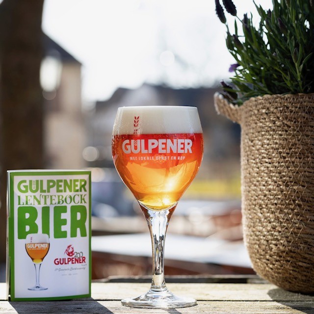 ❗Omdat het stiekem al lente is...per direct van de tap: Gulpener Lentebock!🍺
De lentebock past perfect bij het weer 🌞van de afgelopen dagen en hopelijk ook de komende tijd!🙏
Ook dit jaar is de Lentebock weer een lichtgekleurd bockbier met geuren van gras🌱, citroenen🍋 en bloemen💐.
De frisse smaak past ontzettend goed bij de eerste zonnestralen🔆 van dit jaar!👌
Graag tot snel en...Zondheed!🍻
#lentebock #lentebockje #lentebockbier #speciaalbier #zondheed #visitzuidlimburg #SpeciaalBieren #ditisparkstad #gulpenerbierbrouwerij #genberg #ubachsberg #gemeentevoerendaal #landvankalk