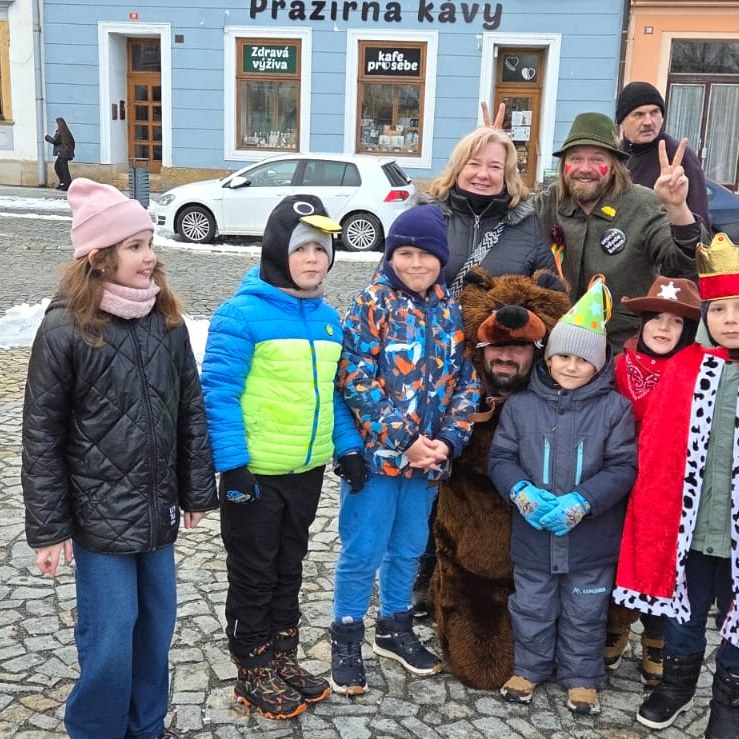 Uničovský masopust
Děti ze školní družiny si v rámci zájmového kroužku Povídálek užily krásné odpoledne plné barev, hudby a radosti. Vyrazily totiž na tradiční Uničovský masopust, který se konal na Masarykově náměstí.
Přivítala je veselá atmosféra a spousta nápaditých masek. Nechyběly tradiční masopustní postavy ani originální kostýmy, které děti se zájmem obdivovaly. Mnohé z nich se s maskami ochotně vyfotily a s radostí se zapojily do společného tancování. Za zvuků hudby jsme všichni obešli celé náměstí a nechali se unášet rytmem veselých písní.
Masopustní rej byl doprovázen také drobným občerstvením. Děti dostaly sladkosti, voňavé koláčky i teplý čaj, který přišel vhod v příjemném, ale přece jen ještě zimním počasí.
Návštěva masopustu byla pro všechny krásným zážitkem. Děti si odnesly spoustu společných vzpomínek na den plný dojmů, hudby a tradic.
Renata Válková