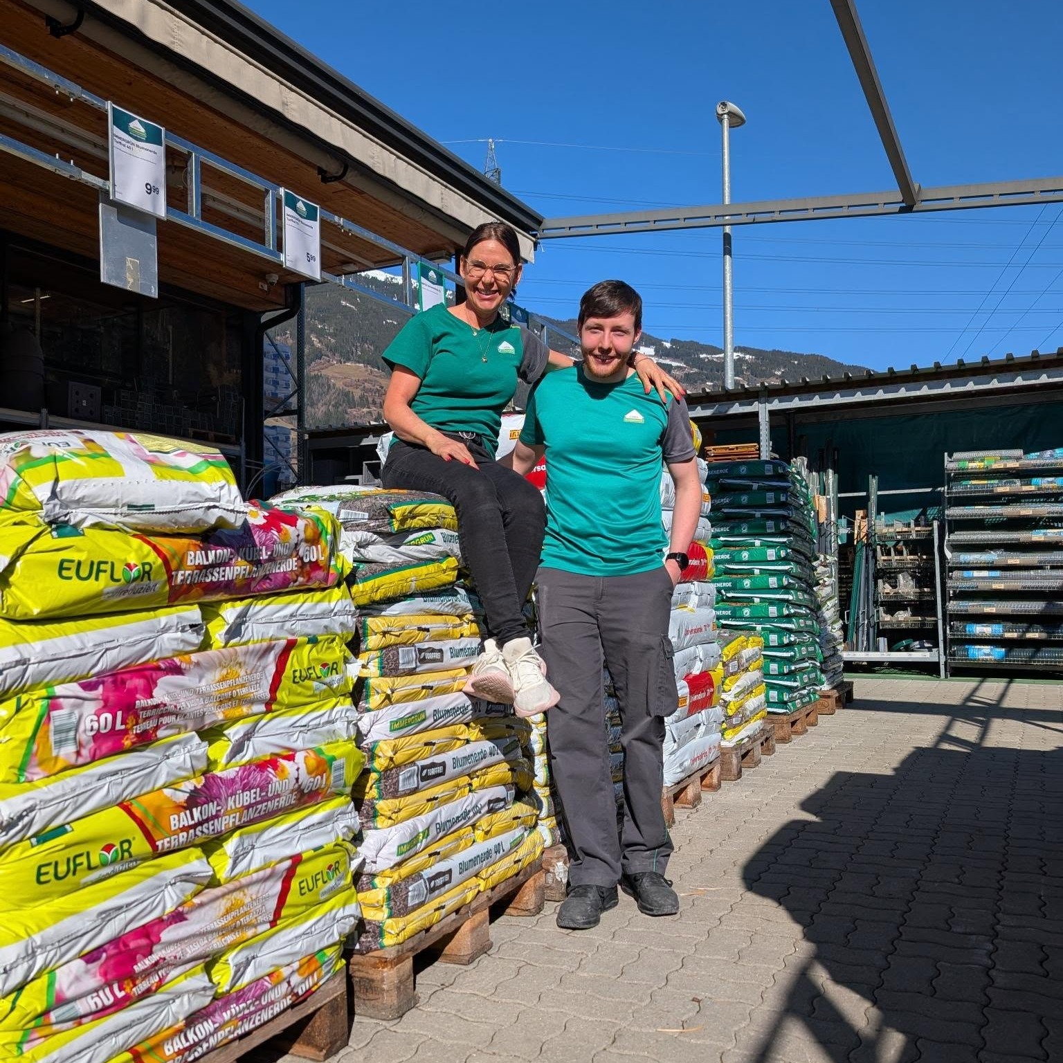 ๐ฑ๐ธ ๐๐ฎ๐ฟ๐๐ฒ๐ป๐๐๐ฎ๐ฟ๐ ๐ถ๐บ ๐๐ฎ๐ด๐ฒ๐ฟ๐ต๐ฎ๐๐๐ธ๐ฑ
Der Frรผhling steht vor der Tรผr โ und wir sind bereit! ๐ช๐
Passend zum sonnigen Wochenende starten wir im Lagerhaus voll in die Gartensaison.
Ob hochwertige Erde, Dรผnger, Pflanzgefรครe oder praktisches Garten-Zubehรถr โ bei uns findet ihr alles, was ihr fรผr einen gelungenen Start ins Gartenjahr braucht ๐ท๐ฟ
Unser Team freut sich auf euren Besuch und berรคt euch gerne persรถnlich โ damit euer Garten schon bald in voller Pracht erblรผht ๐
Jetzt vorbeikommen und loslegen!