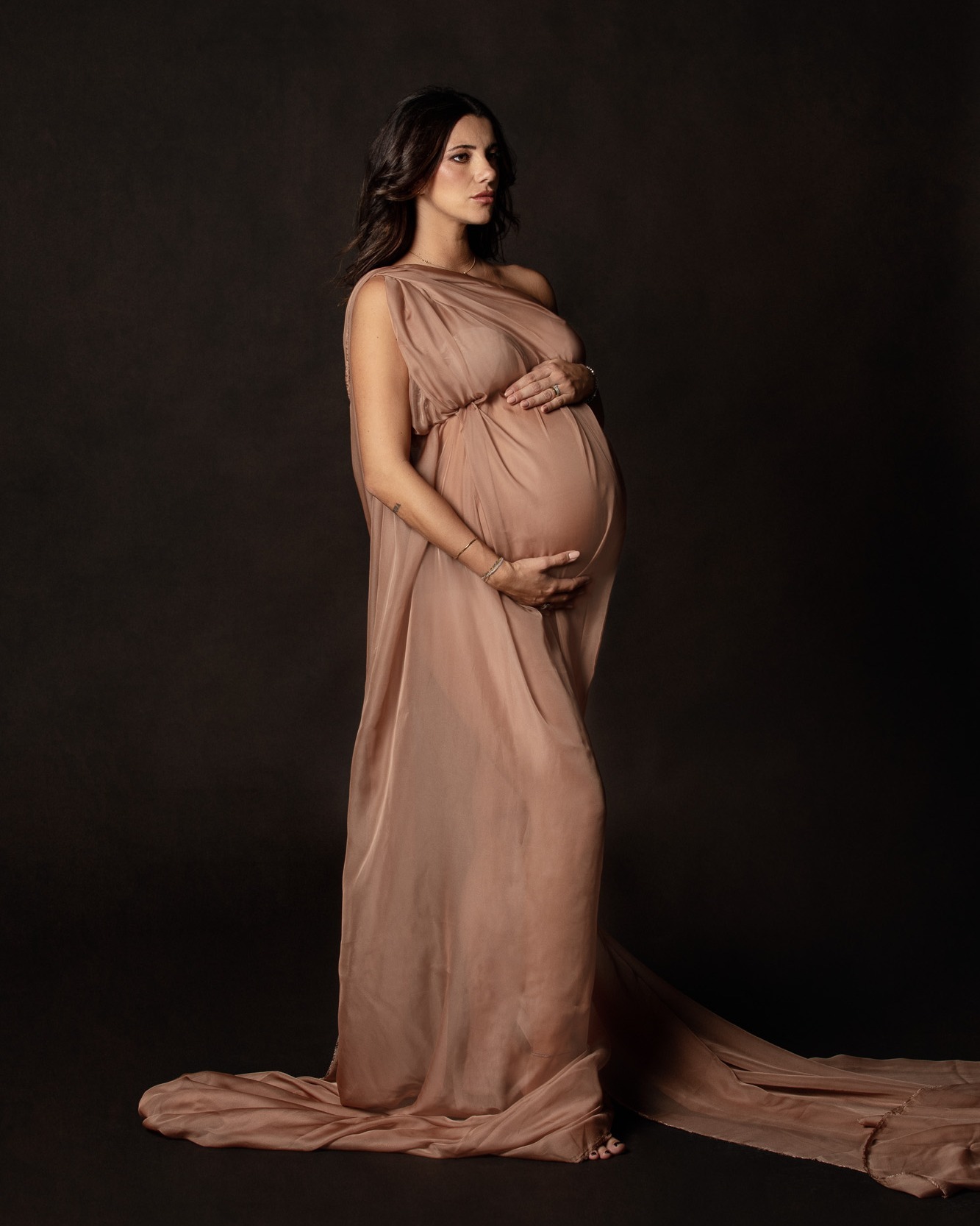 Potrai scegliere di vestirti di sola luce per creare elegantissimi ritratti di Fine Art nude maternity e silhouette, o drappeggi che ti avvolgeranno con tessuti raffinati, creando atmosfere sofisticate, eteree e aggraziate, favolosi abiti sartoriali per catturare la magia e charme della tua maternità con un tocco glamour, e outfits per concept più creativi, realizzabili anche su misura dai nostri stylist, o se lo desideri, potrai indossare qualcosa di tuo per rendere unica la tua sessione.
Raccontaci i tuoi desideri, noi li trasformeremo per te in fotografie.❤
.
📨info@melaniamaffucciphotographer.com
www.melaniamaffucciphotographer.com
.
.
.
HMUA @giuliagrillini.mua
.
.
Maternity photoshoot experience
Glamour and fashion maternity portrait
Fotografo gravidanza neonati bambini e famiglia Modena
.
.
.
#melaniamaffucciphotographer #maternityphotoshoot #maternityphotography #maternityphotographer #maternityphotos #maternityph #maternitystyle #maternitystudioshoot #maternitystudio #maternityportrait #maternityportraiture #maternityfashion #maternityfashionph #maternityglam #maternityglamour #fashionmaternity #luxuryportraits #luxuryportraitexperience #luxuryportraitphotographer #luxurystudio #fotografogravidanzamilano #fotografogravidanza #fotografomaternità #fotografoneonati #fotografomodena #fotografobologna #fotografiamaternità #pregnancyfashion
