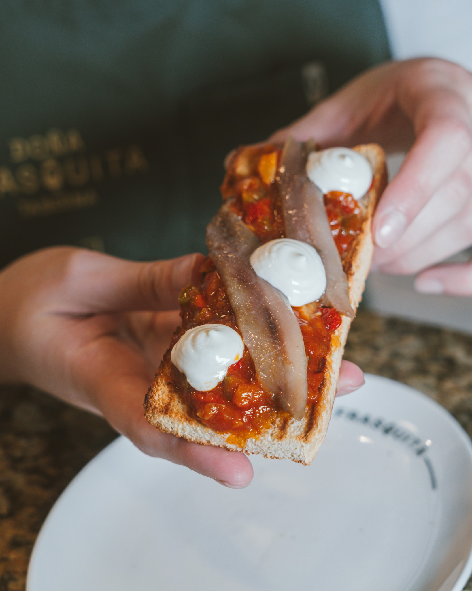 🔥 Una tosta de alboronía con anchoa que dice mucho de nosotros.
Producto de siempre, combinación sencilla y sabor que sorprende.
En Doña Frasquita nos gusta respetar la tradición, darle una vuelta y servirla como se merece.
📍José López Rodríguez N7
-
#taberna #sanfernando #doñafrasquita #cocina