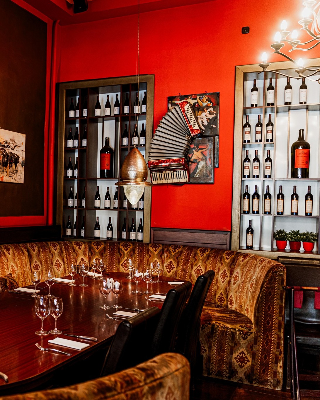 Argentína zenei világa rendkívül gazdag és sokszínű, amelyben az európai bevándorlók hatása és a latin-amerikai gyökerek egyaránt jelen vannak. 🙏 A legismertebb hagyományos műfaj kétségtelenül a tangó, amely a 19. század végén született meg Buenos Aires kikötőnegyedeiben. 💃 A tangó nemcsak tánc, hanem szenvedélyes, melankolikus énekes hagyomány is – legismertebb alakja Carlos Gardel, aki a 20. század elején a műfaj nemzetközi ikonjává vált. 😍
A népzenei hagyományok közül kiemelkedik a folklór zene, különösen az északnyugati tartományokban. Itt olyan stílusok élnek, mint a zamba és a chacarera, amelyeket gitárral, dobokkal és tradicionális hangszerekkel, például a charangóval kísérnek. 🥁🎸 Mercedes Sosa, „Latin-Amerika hangja” világszerte ismertté tette az argentin népdalokat, és dalaival társadalmi üzeneteket is közvetített. 😊
Érdekesség, hogy Buenos Aires ma is a tangó fővárosa, ahol milongákban – hagyományos táncesteken – él tovább ez a kulturális örökség. 🎶 Az argentin zenei identitás egyszerre szenvedélyes, melankolikus és közösségi élmény, amelyben az ének kiemelt szerepet kap: a dalok gyakran a szerelemről, a honvágyról és az életről mesélnek. 🥰
📍 1053 Budapest, Vámház Krt 6.
🕒 Hétfő–Vasárnap: 12:00-23:00
☎️ +36 (1) 411 1750
📧 info@steak.hu
👉 https://www.steak.hu/
#pampasbudapest #steakhouse