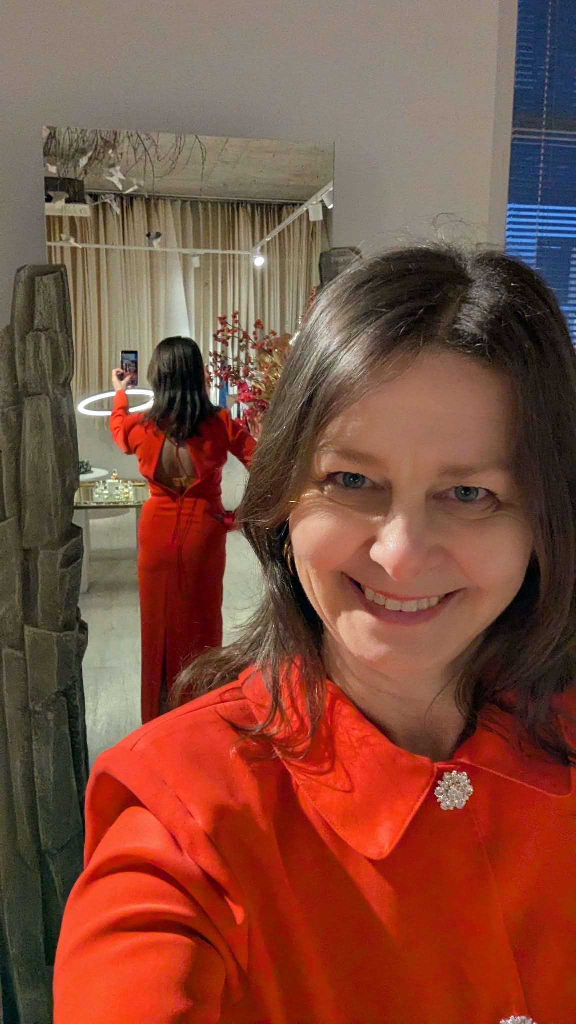 Ženy si přejí nosit:
✔️ Příjemné a přírodní materiály
✔️ Měkké a poddajné oblečení,
✔️ Které neškrtí a
✔️ Je pohodlné.
Já ještě přidám, že ženy můžou nosit oblečení, které je:
👉 Ženské,
👉 Elegantní.
Včera jsem jedno takové oblečení zkoušela ve Valticích!
Značka existující od r. 2017. Vlastněná dvěma mladými podnikatelkami. Jedna začala podnikat na mateřské.
Jejich oblečení je nadčasové. Dá se nosit jak do korporátu, tak na pláž, nebo na kávu s kamarádkou. Záleží, jaké doplňky máte a jak nakombinujte.
De fakto styl znamená obléknout se tak, aby bylo jasné: "Co chcete oblečením říct".
Toužíte po své Fashion Therapy - vytvoření stylu na míru?
📌 Na březen termíny mám. Na duben a květen je již jen pár dní, kam vás mohu dát. Dejte si se mnou 30 min online a uvidíme.
Odkaz na rezervaci schůzky se mnou je v odkazu.
Oblečení od wwo najdete na IG.