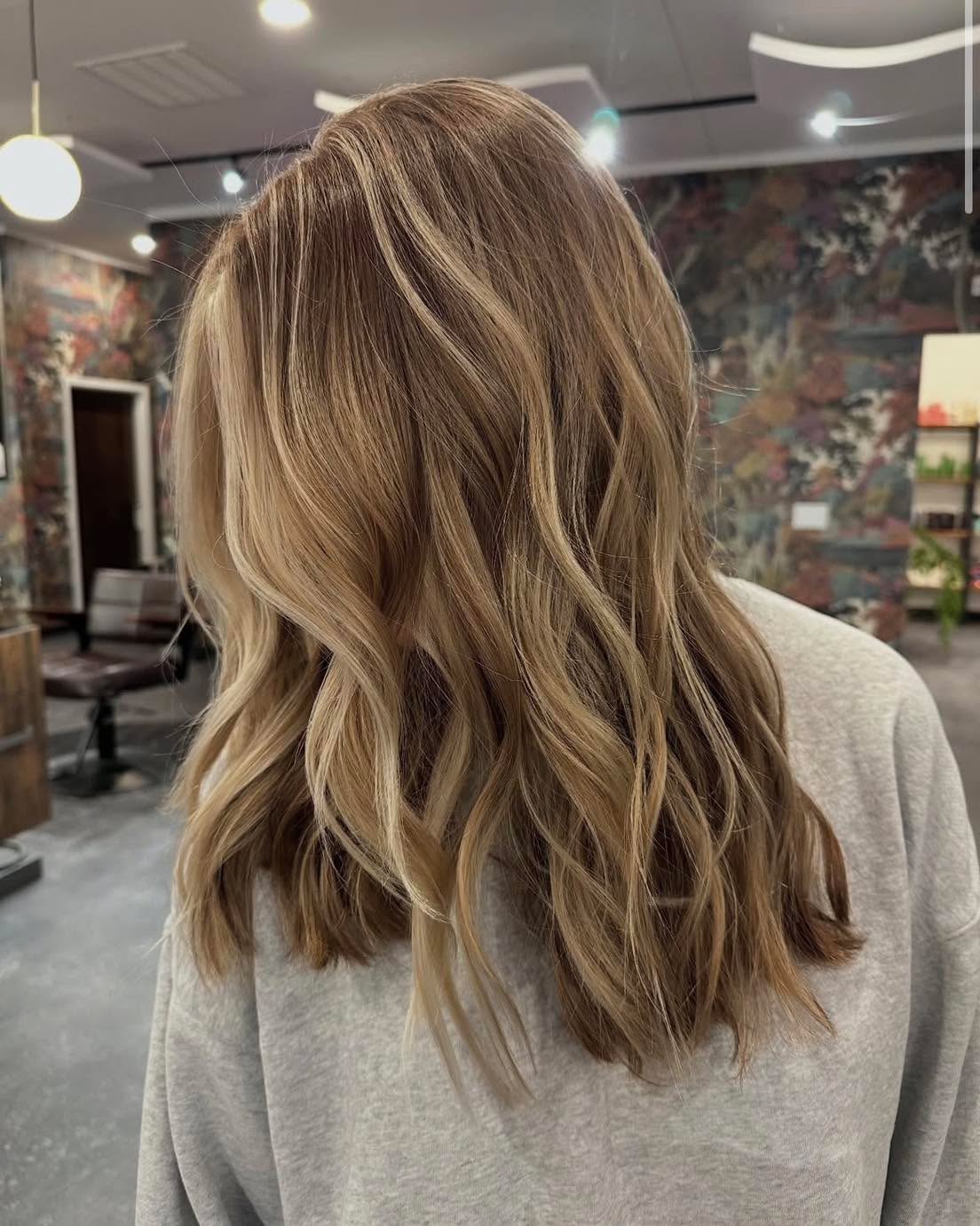 Stunning lived in color 👏🏼🤩
Came in as an all over blonde highlight & left with smudgy lights, bold face frame, gloss & root touch!
Hair by @hollyg__theblondedreamweaver
•
•
•
#livedincolor #blacksburgvirginia #vahairsalon #hairgoals #k18