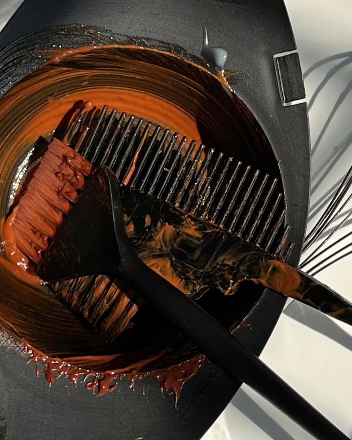 Nouvelle semaine, nouvelle énergie ✨
Le bol cuivre est prêt, le pinceau aussi… et Valerie est prête 💪🎨
Cette semaine, on illumine, on transforme, on révèle.
Que tu aies envie de douceur, de caractère ou d’un vrai changement, je suis là pour sublimer tout ça 🤍
Belle semaine à toi 🌿
Les rendez-vous se remplissent, pense à réserver 💌
#leslandes#bohamestudio#hairdresser#salondecoiffure#hairstyling#pourtoi#balayagespecialist#schwarzkopf