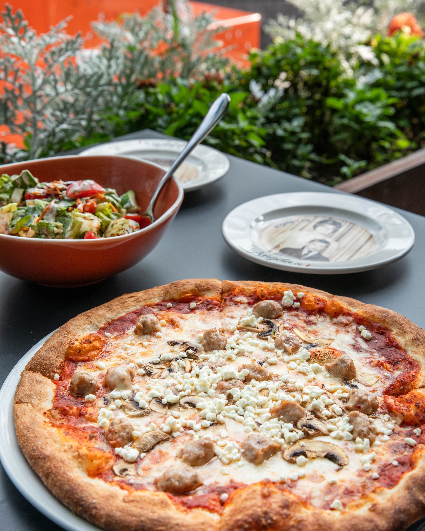 🍕 PROMO PIZZA – Les mardis, c’est sacré ! 🍕
Tous les mardis, profitez de notre offre spéciale exclusivement sur les commandes à emporter.
Commandez l’une de nos délicieuses pizzas et obtenez la deuxième à 50 % de rabais ✨
Une excellente raison de transformer votre mardi en soirée pizza à la maison 😉
📲 Commandez en ligne ou passez nous voir pour emporter.