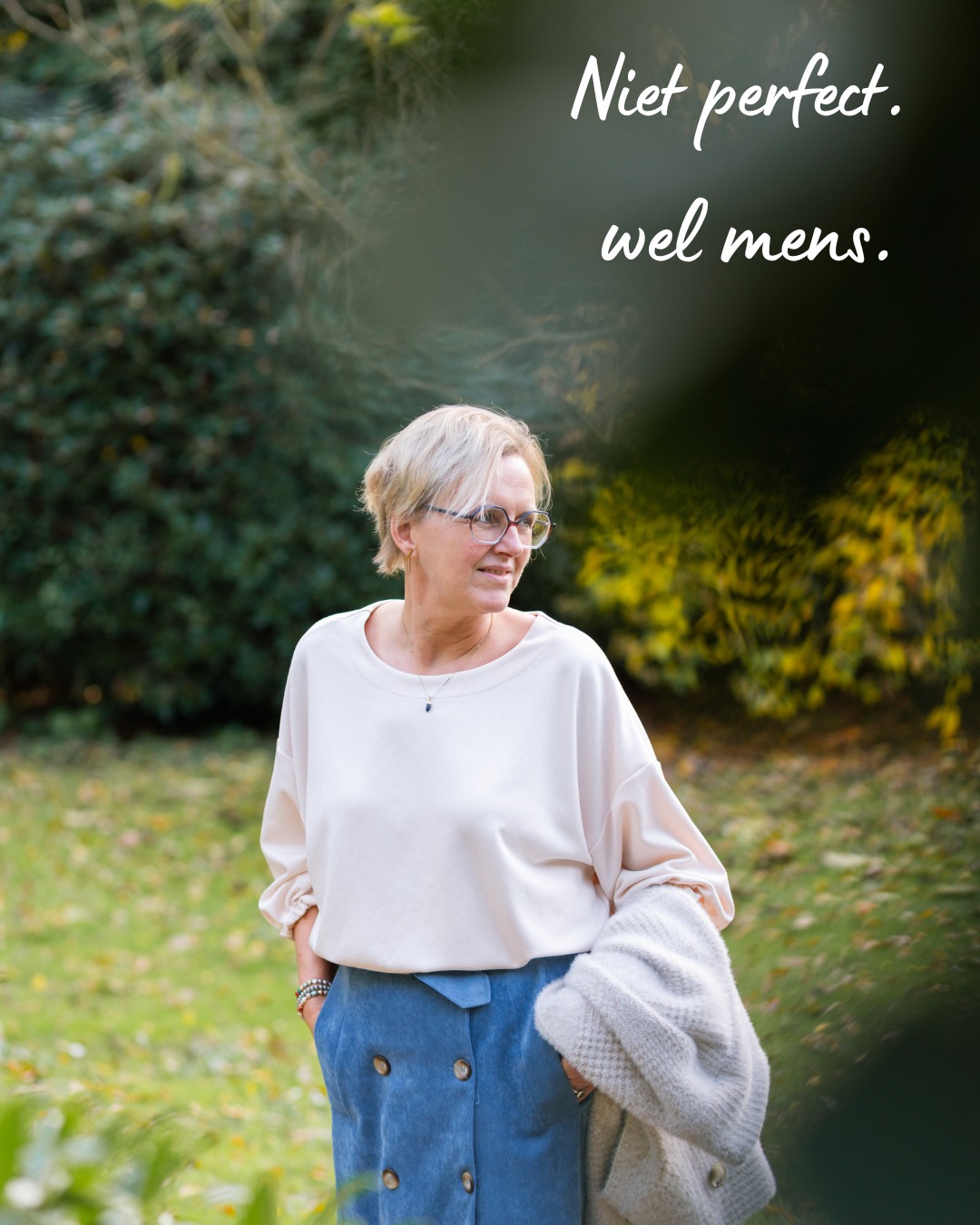 Afslanken zonder dieet begint niet met streng zijn.
Het begint met mild zijn. 🙏
Sommige dagen beweeg je niet.
Sommige nachten slaap je slecht.
Sommige maaltijden zijn gewoon wat ze zijn.
En dat betekent niet dat je gefaald hebt.
We denken vaak dat blijvend gewicht verliezen betekent
dat je alles onder controle moet hebben.
Maar controle is geen rust.
Je lichaam is geen project.
Het is je thuis.
Gezond eten volhouden
lukt niet door jezelf elke keer opnieuw te veroordelen.
Het lukt wanneer je leert kiezen
zonder drama.
Niet perfect.
Wel bewust.
Niet streng.
Wel consequent.
Misschien is duurzaam afvallen
geen kwestie van harder proberen.
Maar van beter zorgen.
Voor je energie.
Voor je slaap.
Voor je grenzen.
Niet om jezelf te bewijzen.
Maar om jezelf te omarmen.
Liefs, Elly💋