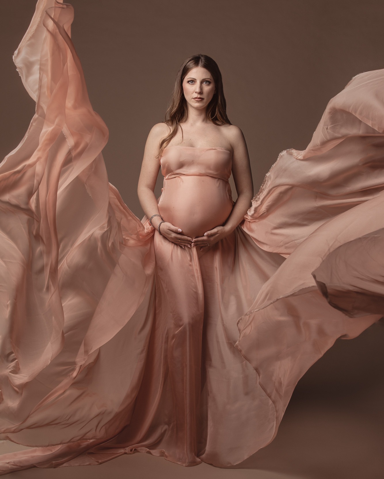 MATERNITY PORTRAIT
Potrai scegliere di vestirti di sola luce per creare elegantissimi ritratti di Fine Art nude maternity e silhouette, o drappeggi che ti avvolgeranno con tessuti raffinati, creando atmosfere sofisticate, eteree e aggraziate, favolosi abiti sartoriali per catturare la magia e charme della tua maternità con un tocco glamour, e outfits per concept più creativi, realizzabili anche su misura dai nostri stylist, o se lo desideri, potrai indossare qualcosa di tuo per rendere unica la tua sessione.
.
Raccontaci i tuoi desideri, noi li trasformeremo per te in fotografie.❤
.
Ogni mese accogliamo prenotazioni esclusive, per garantirti un’esperienza intima e un progetto dedicato. ❤
.
Scrivici per maggiori info su info@melaniamaffucciphotographer.com
www.melaniamaffucciphotographer.com
.
.
HMUA @giuliagrillini.mua
.
Maternity photoshoot experience
Glamour and fashion maternity portrait
Fotografo gravidanza neonati bambini e famiglia Modena
.
#melaniamaffucciphotographer #maternityphotoshoot #maternityphotography #maternity #maternityphotos #maternitysession #maternitystyle #fotografiamaternity #maternitystudio #maternityportraits #gravidanza #maternityfashion #maternityfashionphotography #glamourmaternity #maternityglamour #fashionmaternity #luxuryportraits #luxuryportraitexperience #luxuryportraitphotographer #luxurystudio #bestpregnancyphotos #glamourstyle #fotografogravidanzamilano #fotografomaternità #fotografoneonati #fotografomodena #fotografobologna #fotografiamaternità #pregnancyfashion #pantonepeachfuzz