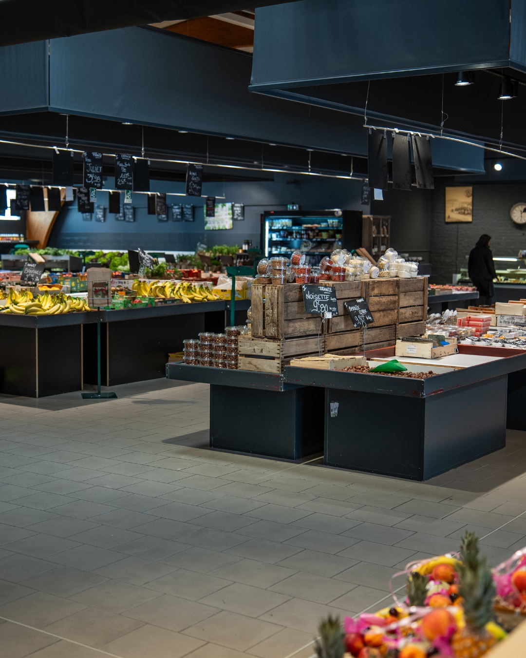 Ici, on vient aussi pour le plaisir.
.
Le bon produit, c’est important. Mais le conseil, l’accueil, la petite découverte au détour d’un rayon… ça compte tout autant.
.
Fruits & légumes, fromages, charcuterie-traiteur, épicerie fine : tout est réuni pour composer, goûter, s’inspirer.
.
📍 5 rue d’Achicourt, Arras – Horaires en bio !
.
.
.
#plaisirsquotidiens #artdevivre #slowfood #arraslifestyle #commercedeproximité #primeurpassion #kioui #kiouiarras #lebongoutdumarche #kiouiprimeurs #epiceriefine #instagourmand #igersarras #arras #hautsdefrance
.
www.kioui-primeurs.fr