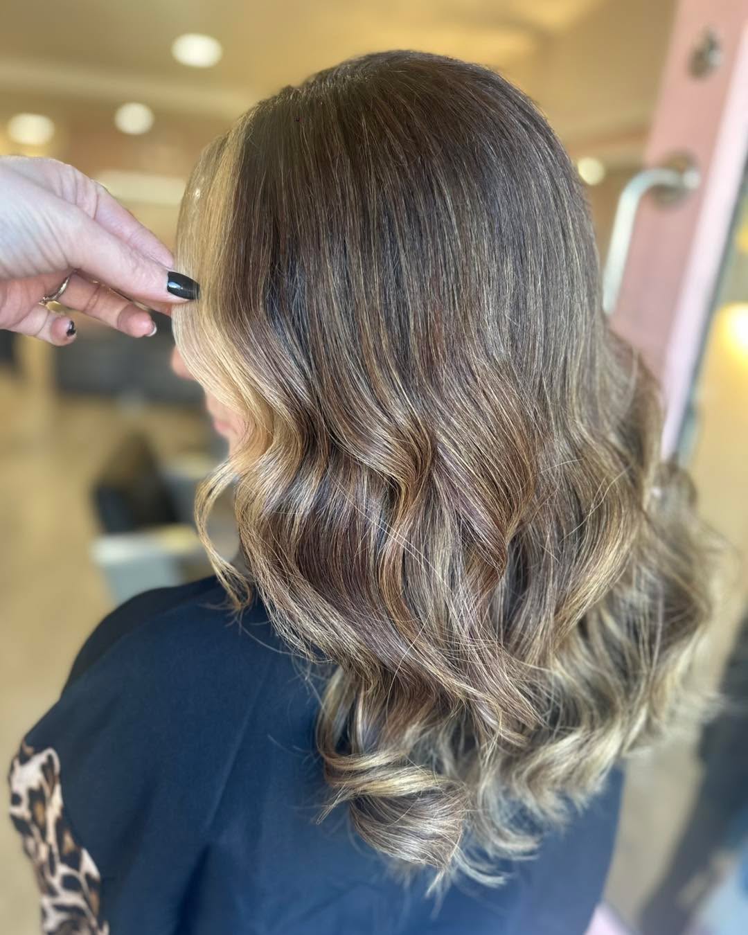 ✨ COLOUR CORRECTION TRANSFORMATION ✨
This was a big one… taking my client from red to a softer, dimensional balayage 🤎➡️✨
We started by gently stripping out as much of the red pigment as possible (a process that always needs care to protect the integrity of the hair). From there, I created a customised balayage using foils for extra lift and control, added a full head colour in between for depth, and finished with smoothie toners to refine and balance everything out.
Colour correction is a journey, and while the goal was inspired by a photo, I always explain that results like that aren’t always achievable in just one sitting — especially when removing strong red tones. The priority is keeping the hair healthy while moving closer to the end goal safely.
After a fresh cut and some soft curls to finish… we were both so happy with how far we got in our first session 🙌 The blend, the dimension, the tone 🤍
Slow and healthy always wins in the long run ✨
Ready to start your colour transformation journey? 💬
Created by Courtney 🫶🏻
#colour #of #colourcorrection #balayage #balayagehighlights #milkshakesmoothies #milkshakeuk #keynsham #dimensionalcolor