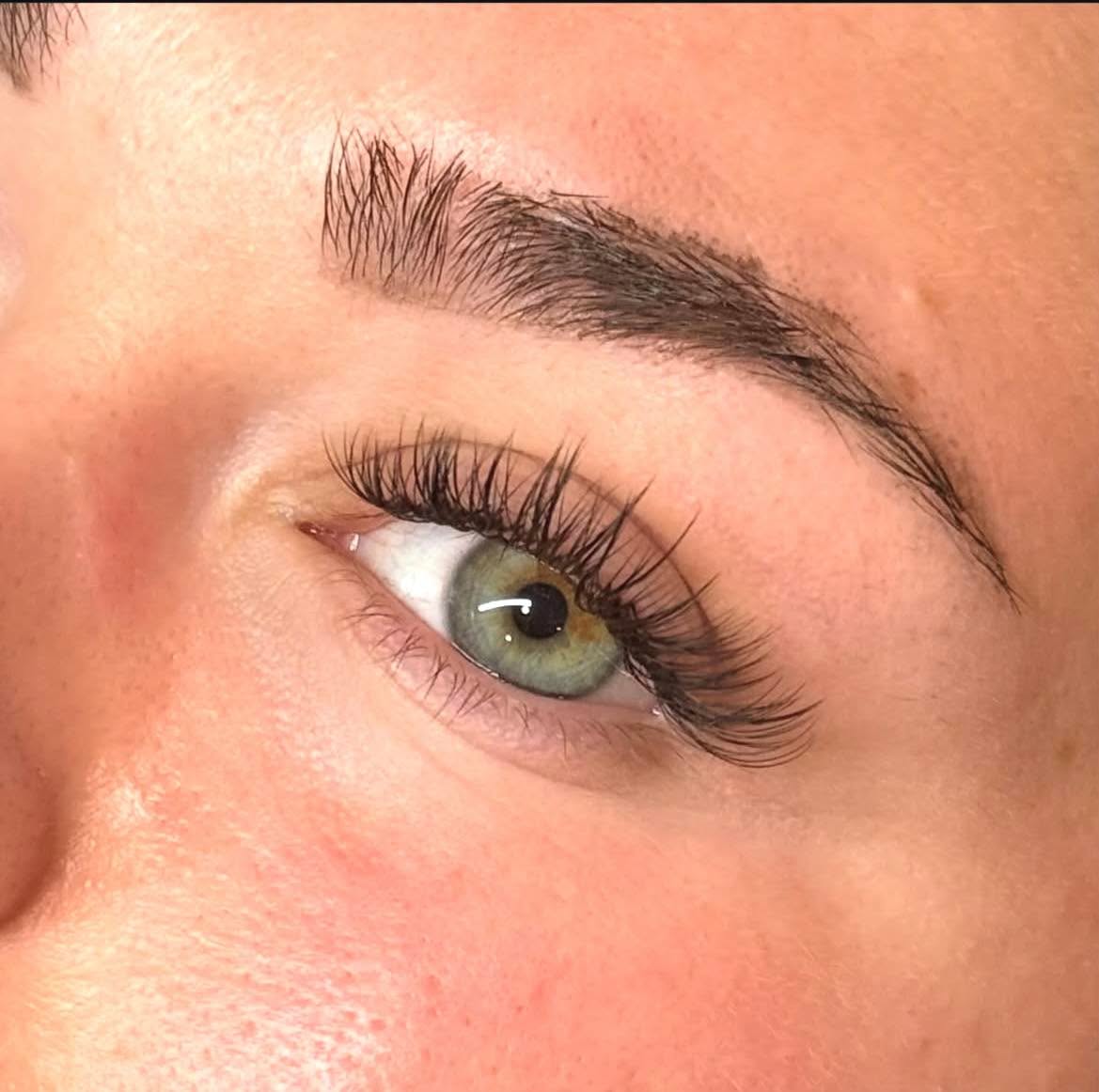 A stunning light & feathery hybrid set 🤩
Lashes by @nrvlashqueen
•
•
•
#lashes #lashtech #blacksburghairstylist #Charmariesalon