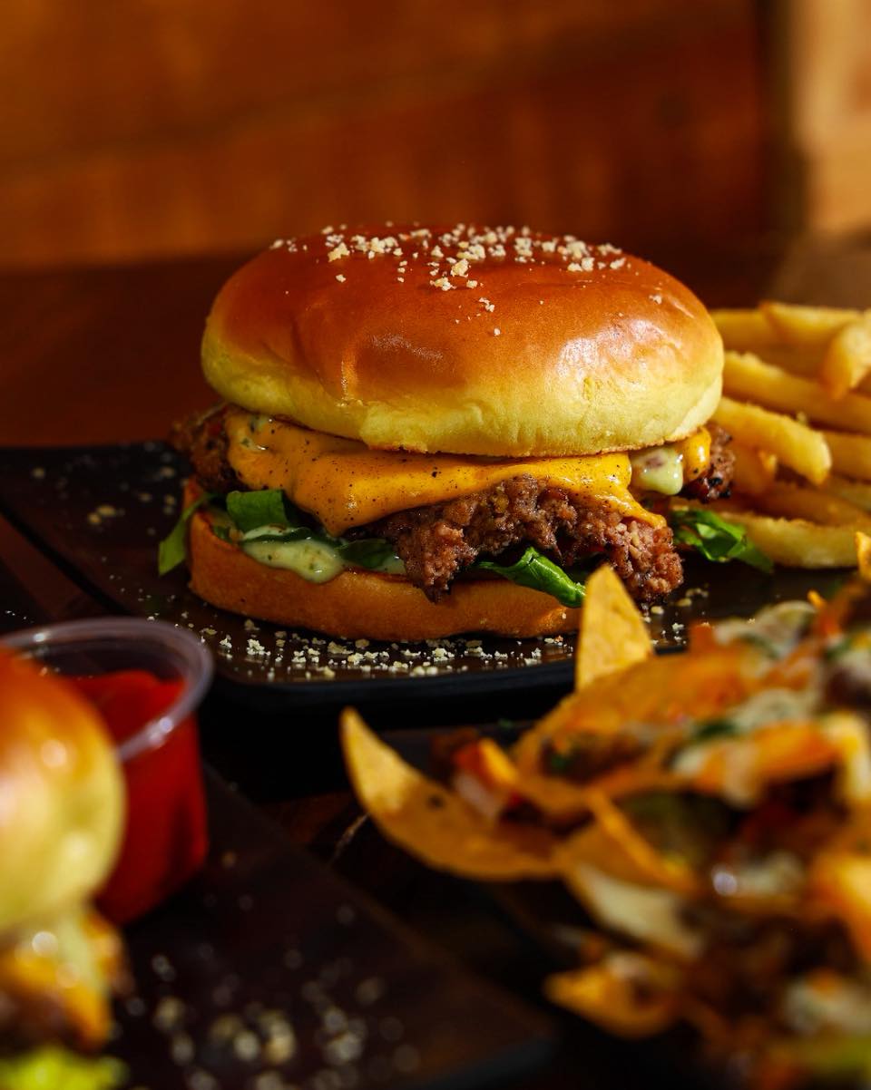 Hay hamburguesas… y hay HAMBURGUESAS 🤤🔥
Pan suavecito, carne jugosa, queso derretido y ese toque especial que la hace irresistible.
La combinación perfecta para cuando el antojo pega fuerte 💥🍟
¿Team papitas o team extra queso? 👀🧀
📍 Visítanos o pídela por delivery
#Buffeta #Hamburguesas #FoodLovers #AntojoResuelto #PedidosYa #AmericanFood #DavidPanamá