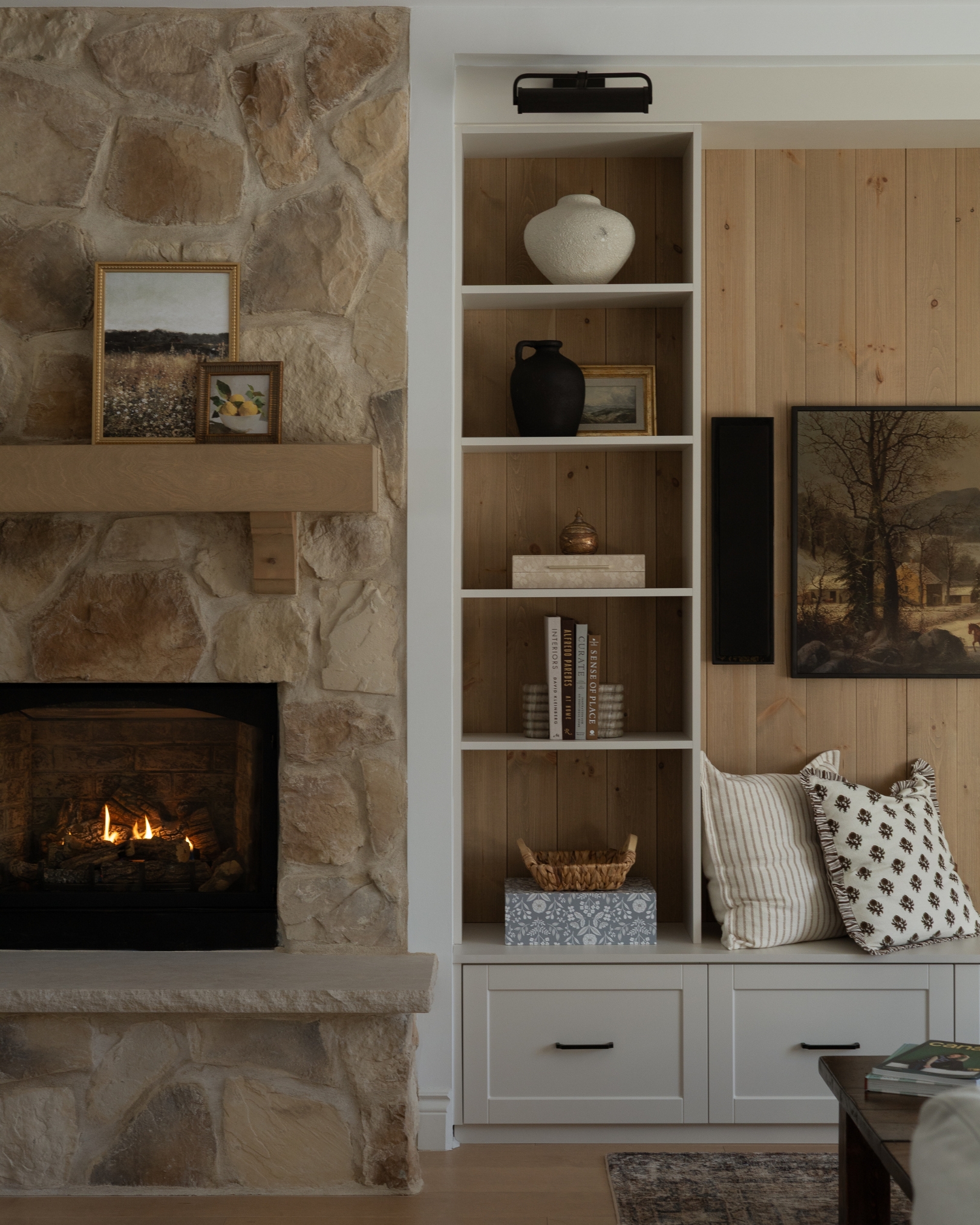 La chaleur d’un espace ne vient pas seulement du foyer. 🕯️
Elle passe aussi par le choix des matériaux, les textures, les contrastes entre le bois, la pierre ou les textiles.
Quand tout est bien équilibré, ça se ressent tout de suite dans l’ambiance.
⸺
Designer @karolanne.interieurs
Photographie : @home.photo.interieur