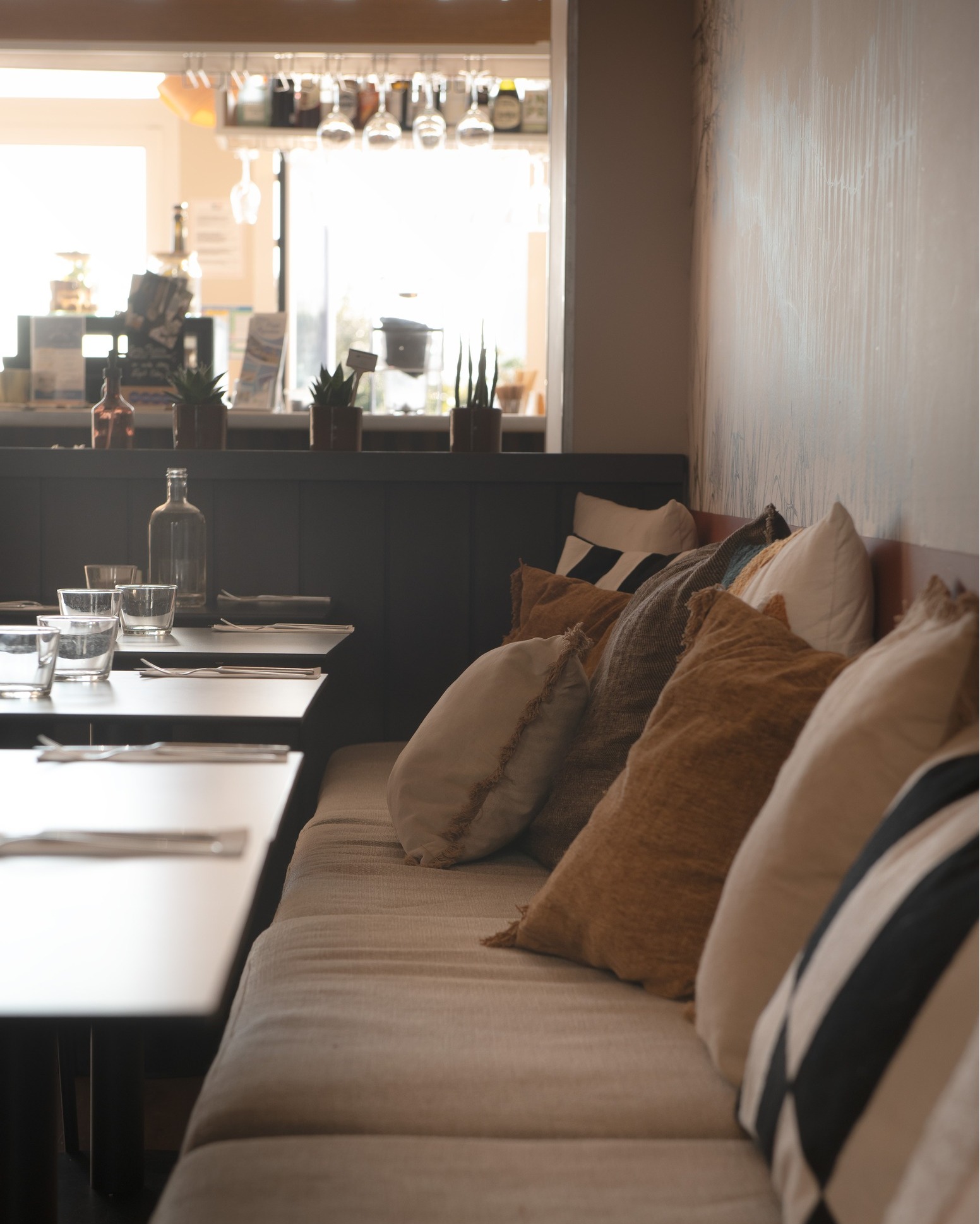 ✨ Vous les avez remarquées ?
Nos superbes banquettes ont pris place cet hiver dans le coin restauration 💙
Plus enveloppantes, plus confortables…
L’idée était simple : que vous vous sentiez encore plus comme à la maison, le temps d’un déjeuner, d’un café ou d’un dîner qui s’éternise.
On a réaménagé l’espace pour créer un cocon chaleureux, où l’on s’installe… et où l’on n’a plus envie de repartir ✨
Et vous, qu’en pensez-vous ?
On veut votre avis 💙
-
Entre Nous
35 rue de la marine
29730 Le Guilvinec
+33 (0)2 98 92 73 56
Ouvert du jeudi au lundi 🌈
#entrenous #guilvinec #entrenousguilvinec #restaurantguilvilnec #dejeuner #diner #goûter #boireunverre #paysbigoudensud #bigoudenjoy
Crédit photo : @lepontdesimages_studiophoto @lepontdesimages_galerie