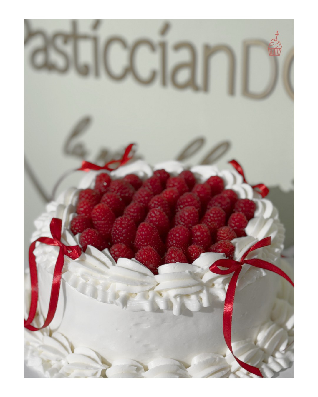 Rosso lampone e bianco panna: il binomio perfetto. ❤️🤍
Un classico che non smette mai di far sognare.
Qual è l'occasione perfetta per festeggiare con questa delizia? Scrivicelo nei commenti! 👇
•
•
🧁Pasticciando - La Nota Dolce
📍via Nazionale, 67 - Matera
📞tel: 3889931552
📲ᴡᴡᴡ.ᴘᴀꜱᴛɪᴄᴄɪᴀɴᴅᴏᴍᴀᴛᴇʀᴀ.ɪᴛ
#lamponi #panna #pasticciando #lactosefree #cakeart #senzalattosio