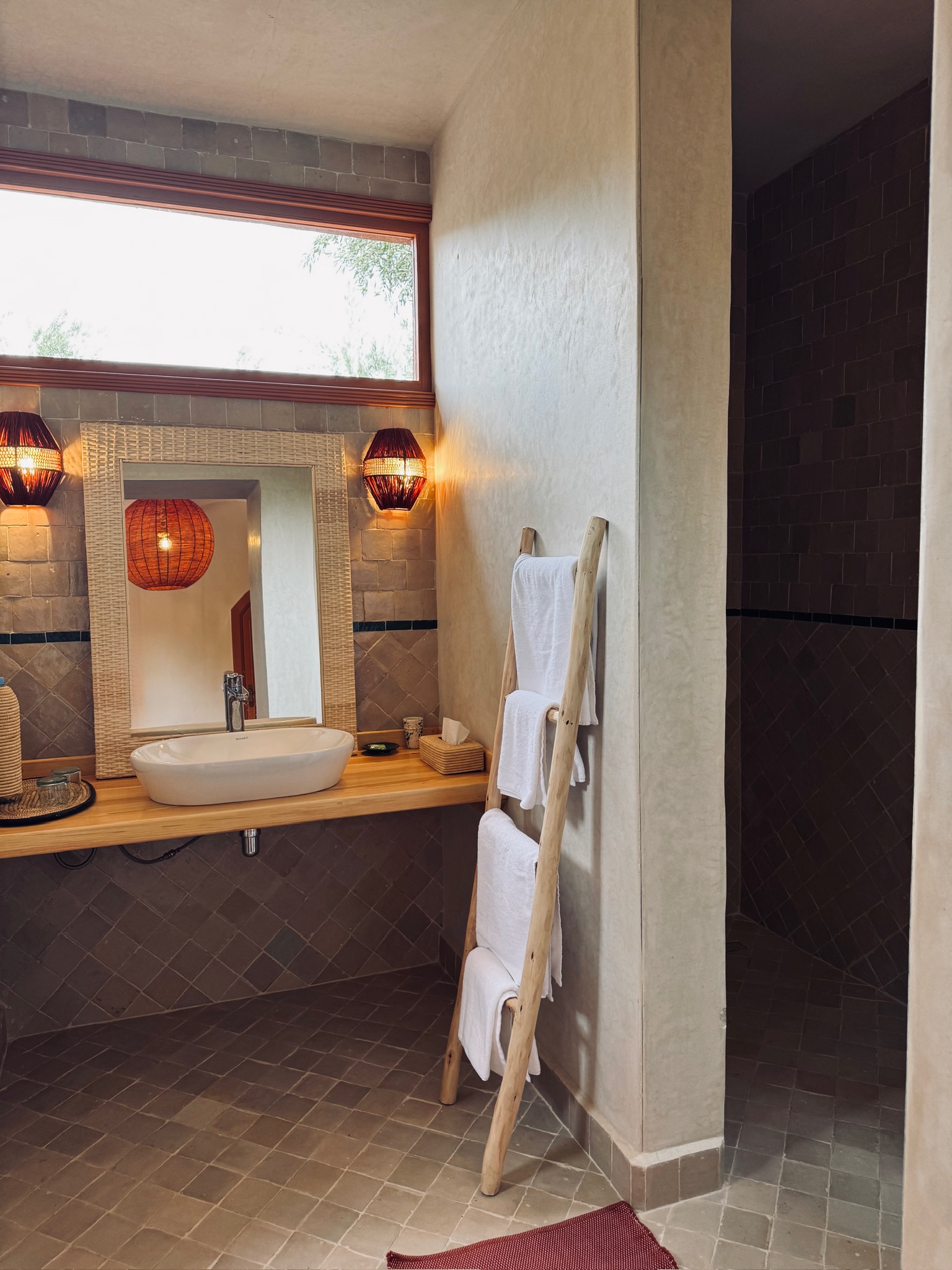 Des espaces pensés pour prendre soin de vous…
Chacune de nos chambres offrent des salles de bains privatives.
Spaces designed to take care of you…
Each of our rooms comes with a private bathroom.
#salledebain #bathroomgoal #hotelmarrakech #maisondhotes #lifestyle