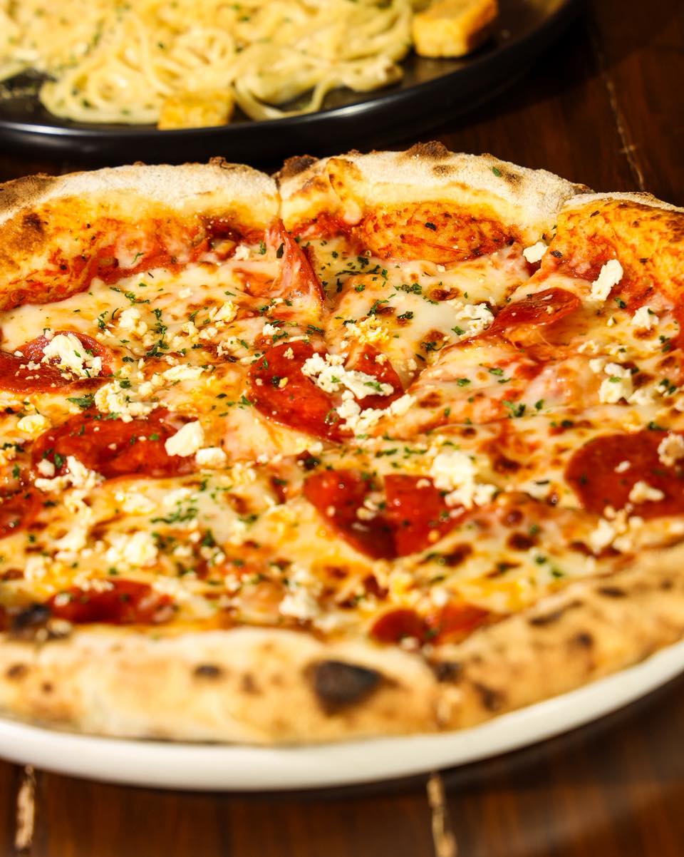 Queso que estira, pepperoni crujiente y masa artesanal doradita al punto perfecto 🔥🍕
Cada slice es una experiencia que te hace cerrar los ojos y decir… WOW 🤩
Porque la vida es mejor con pizza recién salida del horno.
¿La compartes o es solo para ti? 😏
📍 Visítanos o pídela por delivery
#Buffeta #PizzaTime #PepperoniLovers #CheeseLovers #Antojo #Foodie