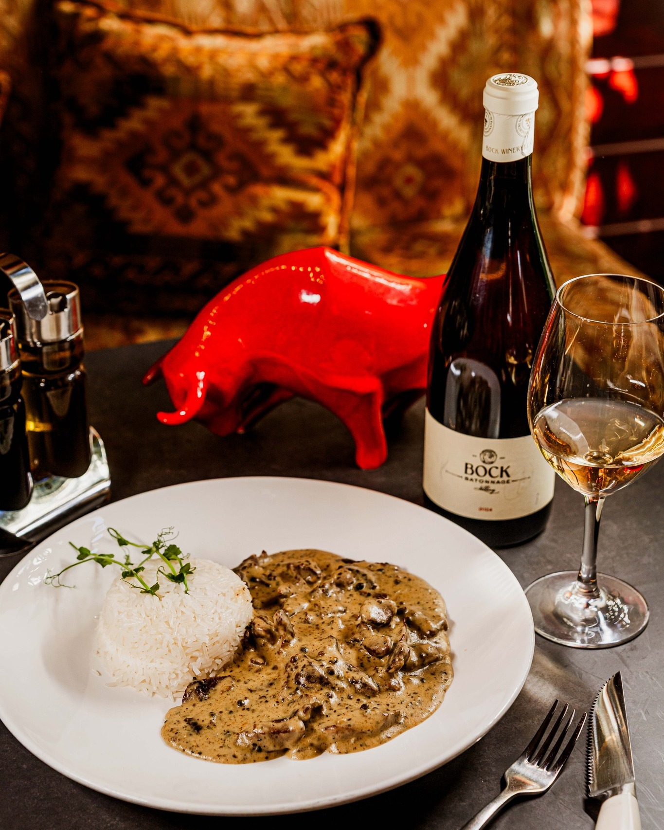 A bélszín a marha legpuhább, legértékesebb része, amelyet különösen rövid ideig kell sütni, hogy megőrizze szaftosságát és bársonyos állagát – ez teszi igazán különlegessé ezt a fogást. 🥩🤩 A Bélszíncsíkok „Roble” esetében a minőségi hús találkozik egy karakteres, fehérboros zöldbors mártással, amely egyszerre krémes, enyhén csípős és elegánsan fűszeres. 😊 A zöldbors frissessége és a bor savassága szépen kiegyensúlyozza a hús gazdagságát, így minden falat harmonikus, mégis izgalmas.
📍 1053 Budapest, Vámház Krt 6.
🕒 Hétfő–Vasárnap: 12:00-23:00
☎️ +36 (1) 411 1750
📧 info@steak.hu
👉 https://www.steak.hu/
#pampasbudapest #steakhouse