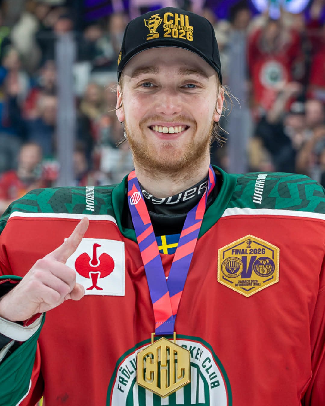 CHL-MESTER! 🏆🥇 @normann_tobias og @frolunda_hc vinner @championshockey-finalen etter et fullstendig ellevilt drama i Scandinavium!
Luleå utlignet med bare 16 sekunder igjen, men i sudden death avgjorde Frölunda. For en prestasjon av 24-åringen fra Fredrikstad, som akkurat nå troner øverst på keeperbørsen i SHL, og som reddet 21 av 23 skudd tirsdag kveld.
Nå kan han juble for karrierens aller første pokal. Fra benken i Norge til toppen av Europa! «Det er en helt magisk følelse,» sier Normann til GP. Gratulerer så mye! 🏒🇳🇴
Foto: @bcroks / Roksvåg Media
#2hockey #hockey4you #norskishockey #norskhockey #frölundahc