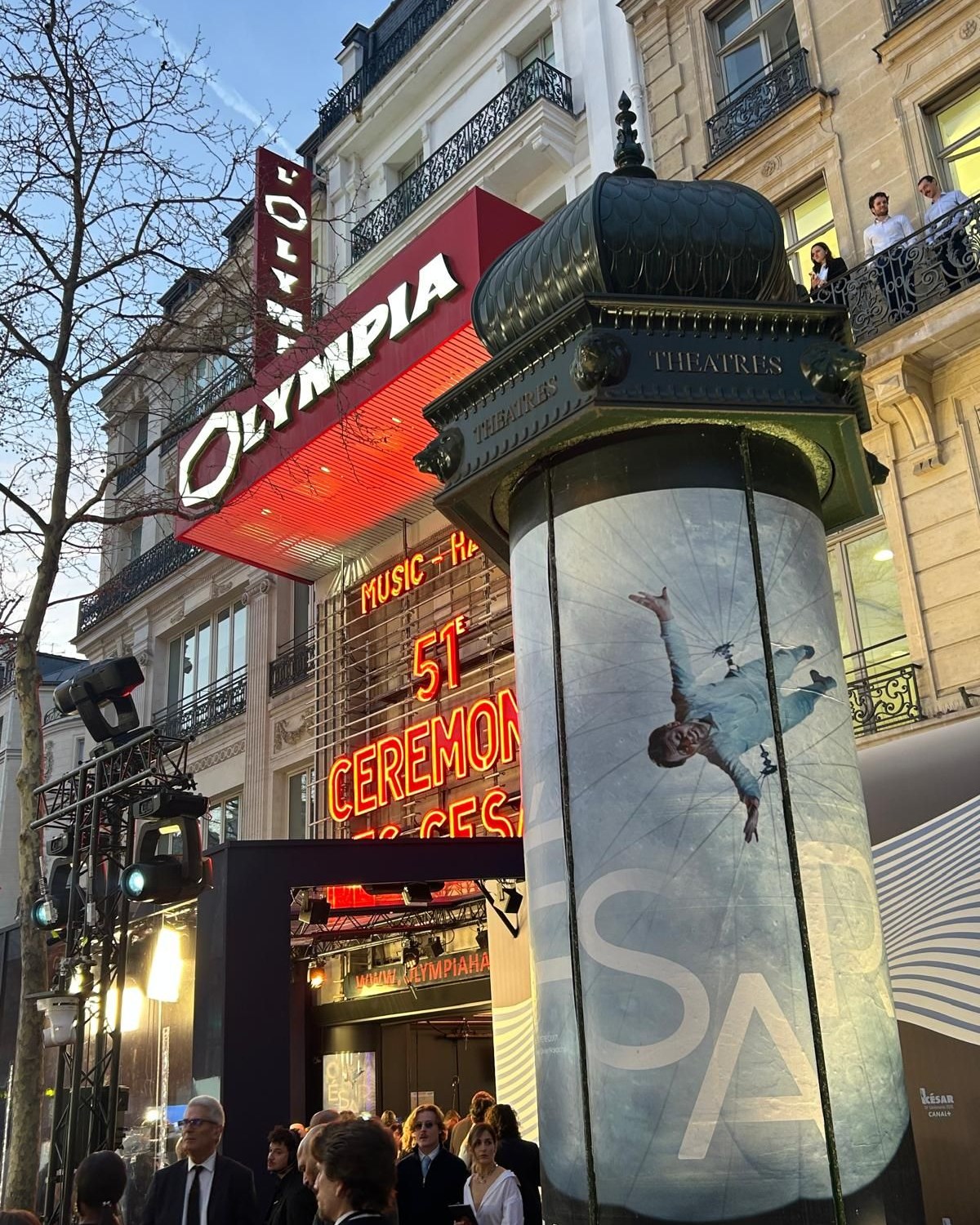 Quelle aventure !
Évidence était jeudi soir à l’Olympia pour soutenir L’Inconnu de la Grande Arche, film de Stéphane Demoustier : quelle fierté d’en être co-producteur.
Une soirée inoubliable, où un “carré” a rencontré un autre “Carrey”, et qui a vu Catherine Cosme (meilleurs décors) et Lise Fischer (meilleurs effets visuels) être récompensées : 2 Césars !!
Tout le monde connaît désormais cet architecte danois méconnu, et plus personne ne regarde ce monument de La Défense de la même façon. Le 7e art, nouveau meilleur ambassadeur du 1er quartier d’affaires européen.
Bravo à toute l’équipe, bravo Le Pacte & Agat Films - Ex Nihilo !
Christophe Arnoux | Grégoire Silly | Grégoire Bourgeois