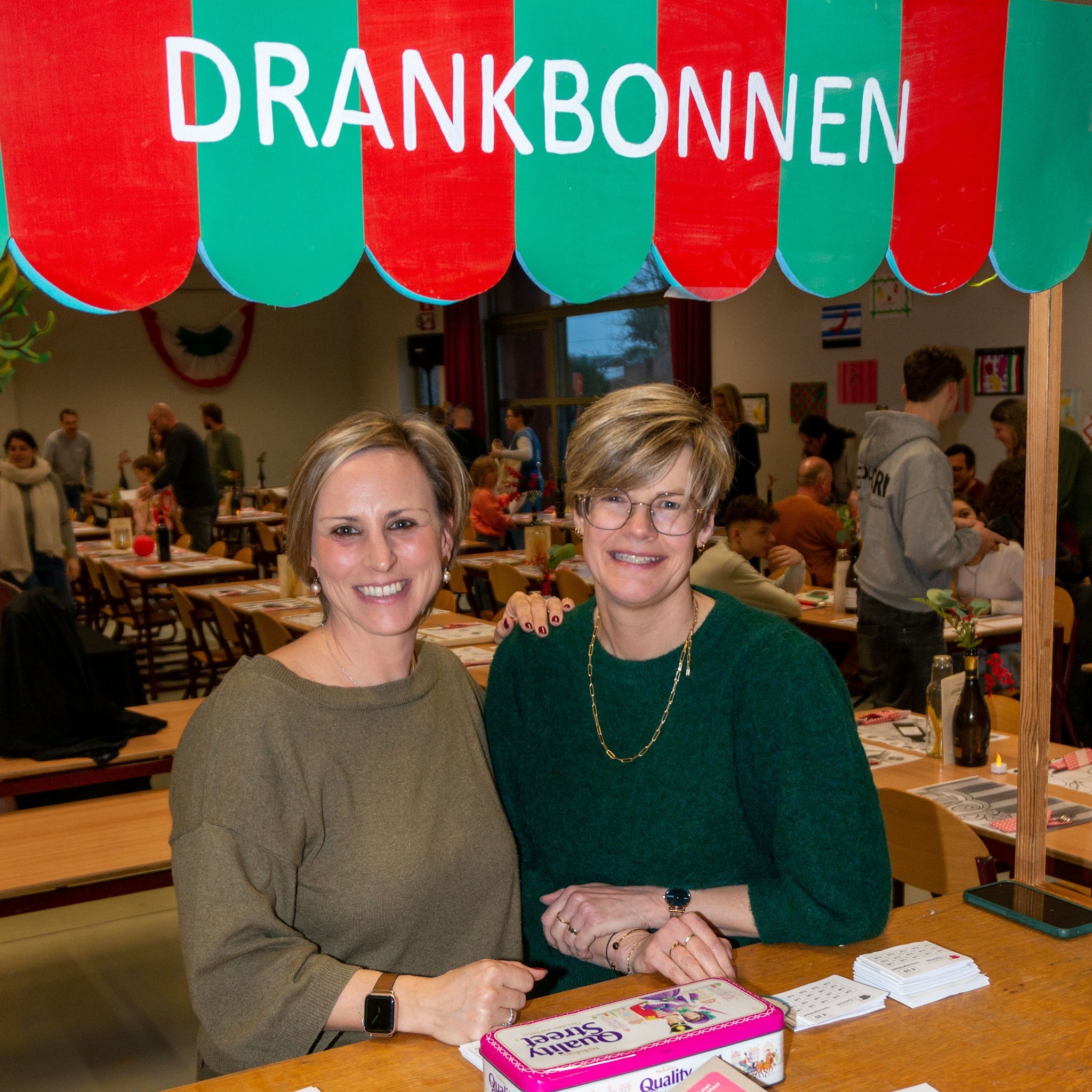 🍝 Wat een fantastische Italiaanse pasta-avond! 🍝
Onze Italiaanse pasta-avond was een groot succes! Met maar liefst 400 eters, verdeeld over 2 gezellige shiften, hebben we samen genoten van een avond vol smaak, sfeer en gezelligheid.
Alle sauzen werden vers bereid door onze leerkrachten en leerlingen. Met passie en vakmanschap zorgden zij voor authentieke Italiaanse smaken waar iedereen zichtbaar van genoot.
Wat was het fijn om zoveel enthousiaste gezichten te zien!
Een oprechte dankjewel aan iedereen die erbij was én aan alle leerkrachten, leerlingen en helpende handen die dit mogelijk hebben gemaakt. Zonder jullie geen pasta-feest! ❤️
Wij kijken nu al uit naar de volgende editie… 🍷✨