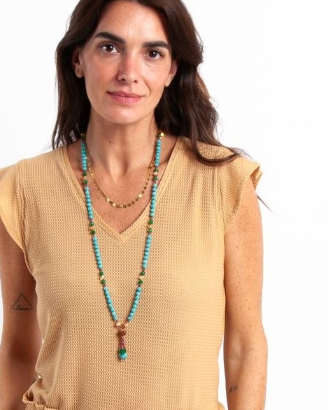 O Japamala Lakshmi combina turquesa reconstituída, ágata verde e citrino em uma composição elegante e contemporânea.
Os tons frios ganham pontos de luz sutis, criando um contraste equilibrado e sofisticado. A textura da peça central traz personalidade sem exagero — é detalhe que faz diferença.
Uma peça versátil, com presença, para quem valoriza design e acabamento impecável.
#AnaTinelli #JapamalaLakshmi #Turquesa #AgataVerde #Citrino #EnergiaQueCuida #AmuletoUrbano