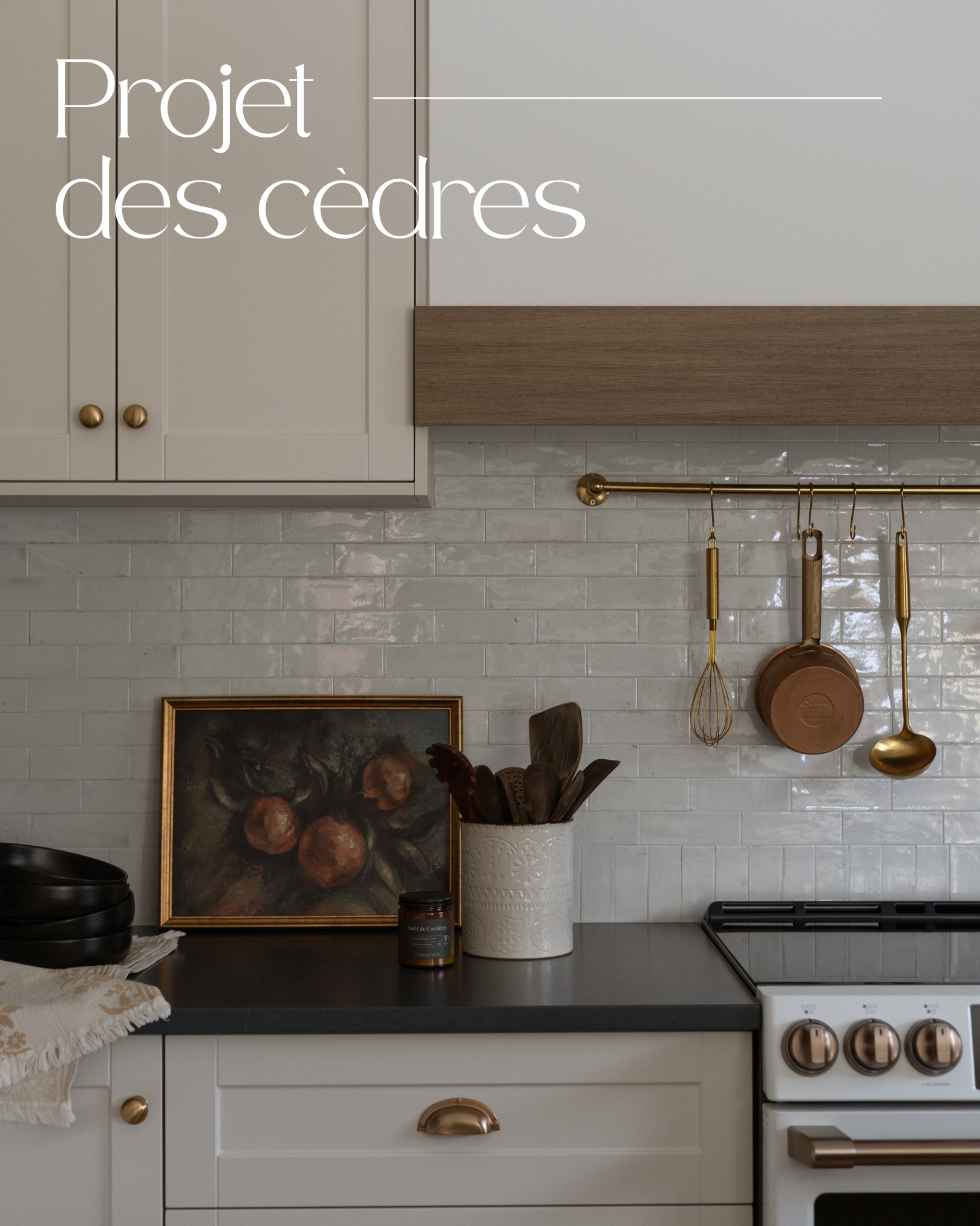 Coup de cœur pour ce type de décor où les matières parlent d’elles-mêmes : bois chaleureux, touches métalliques, textures douces… rien de trop, juste ce qu’il faut pour créer une ambiance vivante.
Et en photo, ce genre d’espace fonctionne particulièrement bien quand on laisse ces textures respirer. Moins on surcharge, plus le projet ressort. 📷
⸺
Projet des Cèdres
Designer : @karolanne.interieurs
Photographie : @home.photo.interieur