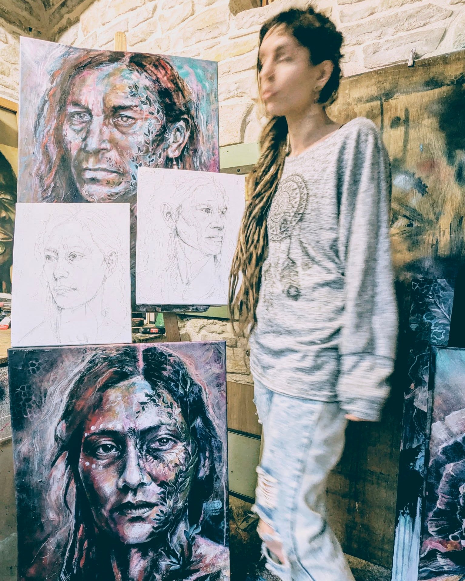 L’artiste bouge, les tableaux restent.
Je peins des présences : des visages, des états, des passages.
Pour rouvrir un espace de sensibilité — et remettre le vivant au centre.
Ombre / lumière. Tension / douceur.
Jusqu’à ce que la couleur et la matière deviennent énergie.
Je cherche ce point d’équilibre où le portrait cesse d’être “une image”…
et devient un face-à-face.
Atelier, aujourd’hui.
@belluleart