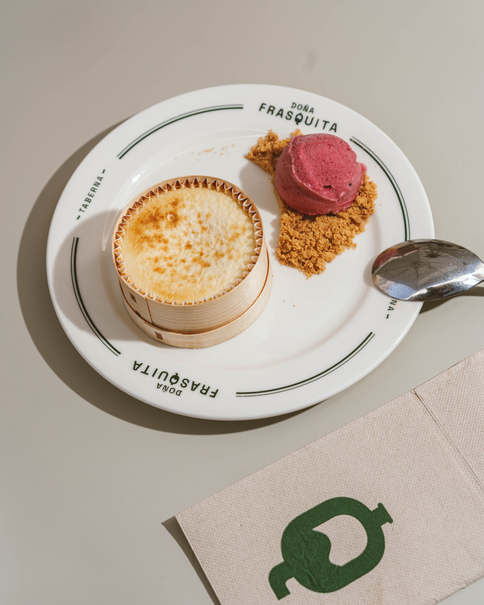 Nuestro postre TOP 🧀 Tarta de queso
La acompañamos de helado de frutas del bosque que combinado con la cremosidad de la tarta es una locura.
Pruébala en Doña Frasquita📍José López Rodríguez N7
#taberna #sanfernando #doñafrasquita #cocina #restaurante