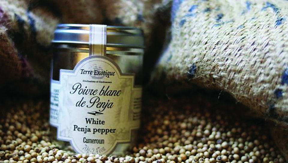 Nouveau au rayon Épicerie fine : TERRE EXOTIQUE
.
La maison française qui fait voyager les papilles s’invite chez KIOUI : poivres d’exception, currys, sels et condiments… de quoi sublimer vos plats du quotidien comme vos recettes de fête.
.
💡 À goûter absolument : le Poivre de Penja (Cameroun), cultivé sur terroir volcanique et reconnu IGP pour son origine et son savoir-faire: un vrai “grand cru” du moulin.
.
👉 Passez au rayon : on vous fait sentir, moudre et choisir la bonne épice pour votre cuisine… ou pour un cadeau gourmand.
.
.
.
#epicesdumonde #cuisinecréative #foodieadventure #kioui #kiouiarras #lebongoutdumarche #kiouiprimeurs #epiceriefine #instagourmand #igersarras #arras #hautsdefrance
.
www.kioui-primeurs.fr