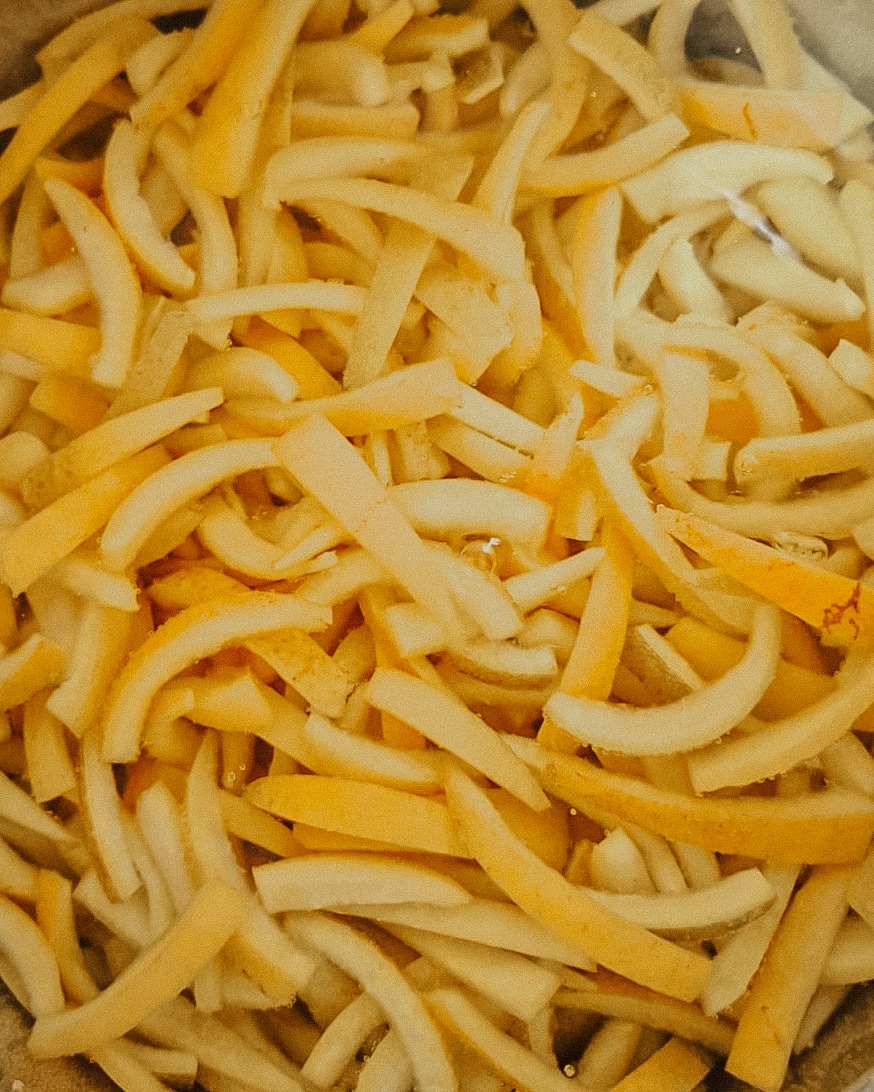 @tiacorrinhadoces e seu projeto de marca ✨
Desenvolvemos juntas uma identidade que traduz o que mãe e filha têm de mais especial: acolhimento, afeto e proximidade.
Criamos uma paleta de cores quente, inspirada nos próprios alimentos utilizados na produção dos doces, além de um símbolo exclusivo que representa a essência da marca.
Após a finalização da identidade visual, desenvolvemos também os rótulos dos principais produtos - seguindo todas as exigências da legislação - e a papelaria básica para o lançamento.
Um projeto leve, afetivo e gostoso de construir 🤍