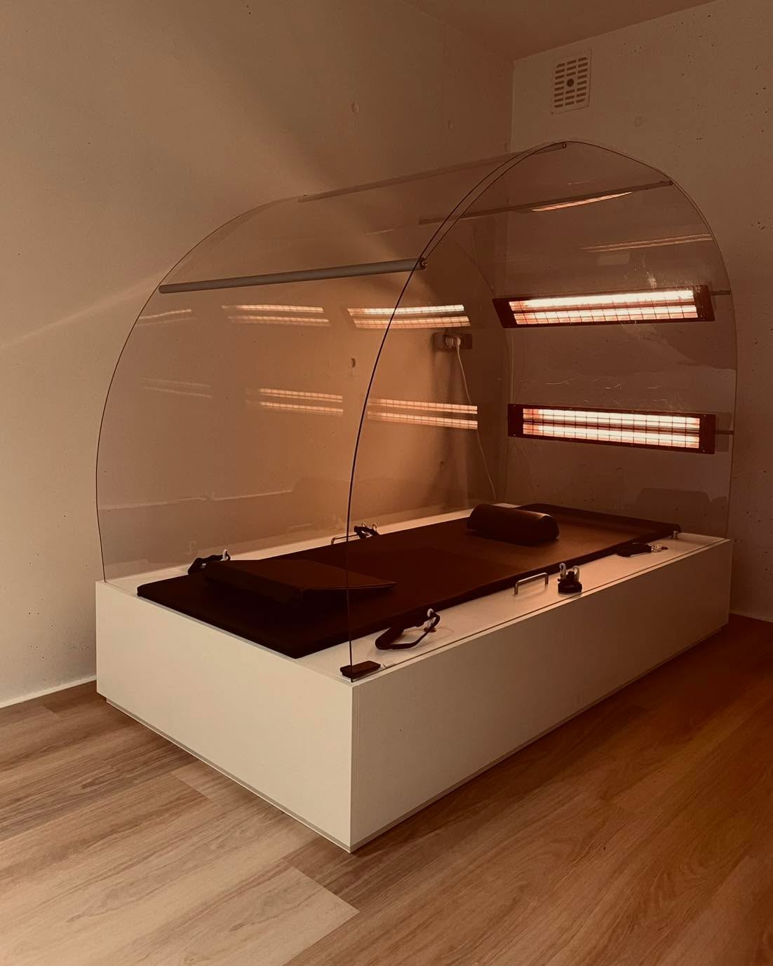 ✨ Ontdek de Cocon – jouw exclusieve privé workout ✨
Geen drukke fitness.
Geen spiegels.
Geen afleiding.
In onze Cocon geniet je van een volledig privé sportmoment van 30 minuten in een afgesloten, warme cabine.
De aangename warmte ondersteunt je spieren tijdens het bewegen, waardoor de training comfortabel aanvoelt en toegankelijk is voor elk niveau.
Je traint zelfstandig, in alle discretie, op jouw tempo.
Efficiënt, doeltreffend en volledig afgestemd op jouw lichaam.
Een zachte maar krachtige manier om te werken aan een strakker, sterker silhouet — in volledige rust en privacy.
Gun jezelf dat moment. 🤍
Boeken kan eenvoudig online.
Heb je nog vragen? Stuur ons gerust een berichtje.