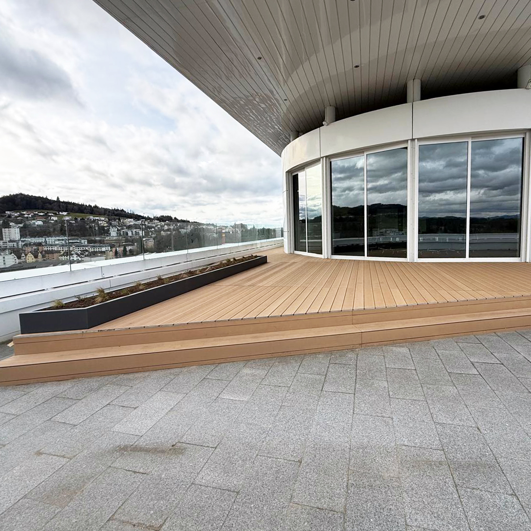 Über den Dächern von Uzwil – auf dem Hochhaus A der Bühler Group – durften wir in den letzten Wochen die Terrasse neu gestalten. 🏗️ Der Skyroom ist Teil des modernen Innovations- und Begegnungsortes am Hauptsitz von Bühler. Ein Raum für Austausch, Workshops und neue Ideen. 💡
Dort, wo Zukunft gedacht wird, entstand unsere neue Terrasse. Das bestehende Lärchendeck wurde vollständig entfernt. Neu sorgt ein langlebiges WPC-Terrassendeck für eine robuste und pflegeleichte Lösung – ideal für die exponierte Lage in luftiger Höhe. 🌤
Die grösste Herausforderung: die markanten Rundungen und Schrägen der Architektur. Jede Anpassung musste exakt auf die Gebäudeform abgestimmt werden. Dazu kam die präzise Ausbildung der Treppe 🪜 und der anspruchsvolle Materialtransport auf das Hochhaus. 🚧
Geplant wurde das Projekt durch die Uze AG. Wir durften die bauliche Umsetzung übernehmen – mit viel Erfahrung und Freude am Detail. Danke für die Zusammenarbeit. 🔨