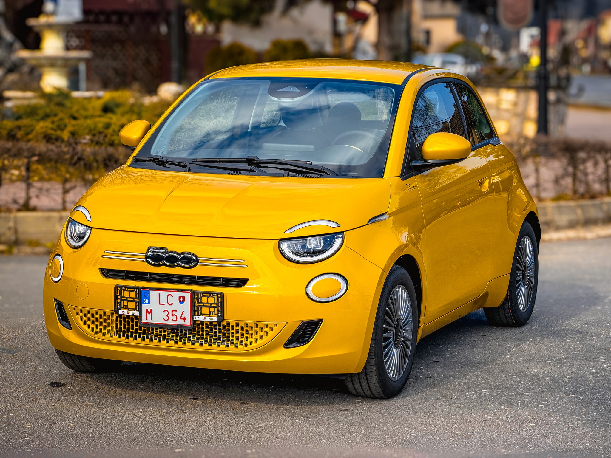 💛 Ikonická talianska štýlovka je tu! Nová Fiat 500 TORINO v neprehliadnuteľnej žltej farbe na vás čaká v Autosport Szilagyi. 🇮🇹
Hľadáte ideálne, úsporné a bezpečné auto do mesta, za ktorým sa každý otočí? Táto úplne nová "päťstovka" s mild-hybridným pohonom a bohatou výbavou je pripravená ihneď vyraziť na cesty! ☀️
🔋 Pohon: 1.0 Hybrid (65 PS) s 6-st. manuálom – perfektná kombinácia pre svižnú a úspornú jazdu.
🛣️ Stav: Úplne nové vozidlo (ročník 2026).
✨ Výbava TORINO: Nádherné 16" disky, Full LED svetlomety a elegantný čierno-sivý interiér s vyšívaným logom 500.
📱 Moderné technológie: 10,25" dotykový displej, bezdrôtové Apple CarPlay / Android Auto a automatická klimatizácia.
🛡️ Maximálna bezpečnosť: Udržiavanie v jazdnom pruhu, núdzové brzdenie s rozpoznávaním chodcov, čítanie dopravných značiek a zadné parkovacie senzory.
💰 Cena: 19 990,00 €
✅ Vozidlo je v plnej záruke!
🤝 Samozrejmosťou je možnosť výhodného financovania (leasing / úver)!
Príďte si ju pozrieť naživo k nám do Autosport Szilagyi a zistite, ako vám sadne za volant!
#Fiat #Fiat500 #FiatTorino #AutosportSzilagyi #NoveAuto #Hybrid #TalianskyDizajn #DnesJazdim #AutoNaPredaj