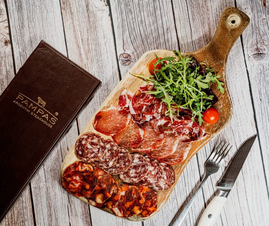 Az egyik kedvenc előételetek ez az Iberico kóstoló tál, amiben benne vannak a kedvenc spanyol felvágottjaink: érlelt sonka, chorizo, a salchichon, amely egy fűszeres kolbászféle, és a lomo, a fűszerekkel szárított bélszín. 🥓🥩 Osszátok meg, és csipegessétek együtt, amíg megérkeznek a steakek! 🤩🙏
📍 1053 Budapest, Vámház Krt 6.
🕒 Hétfő–Vasárnap: 12:00-23:00
☎️ +36 (1) 411 1750
📧 info@steak.hu
👉 https://www.steak.hu/
#pampasbudapest #steakhouse