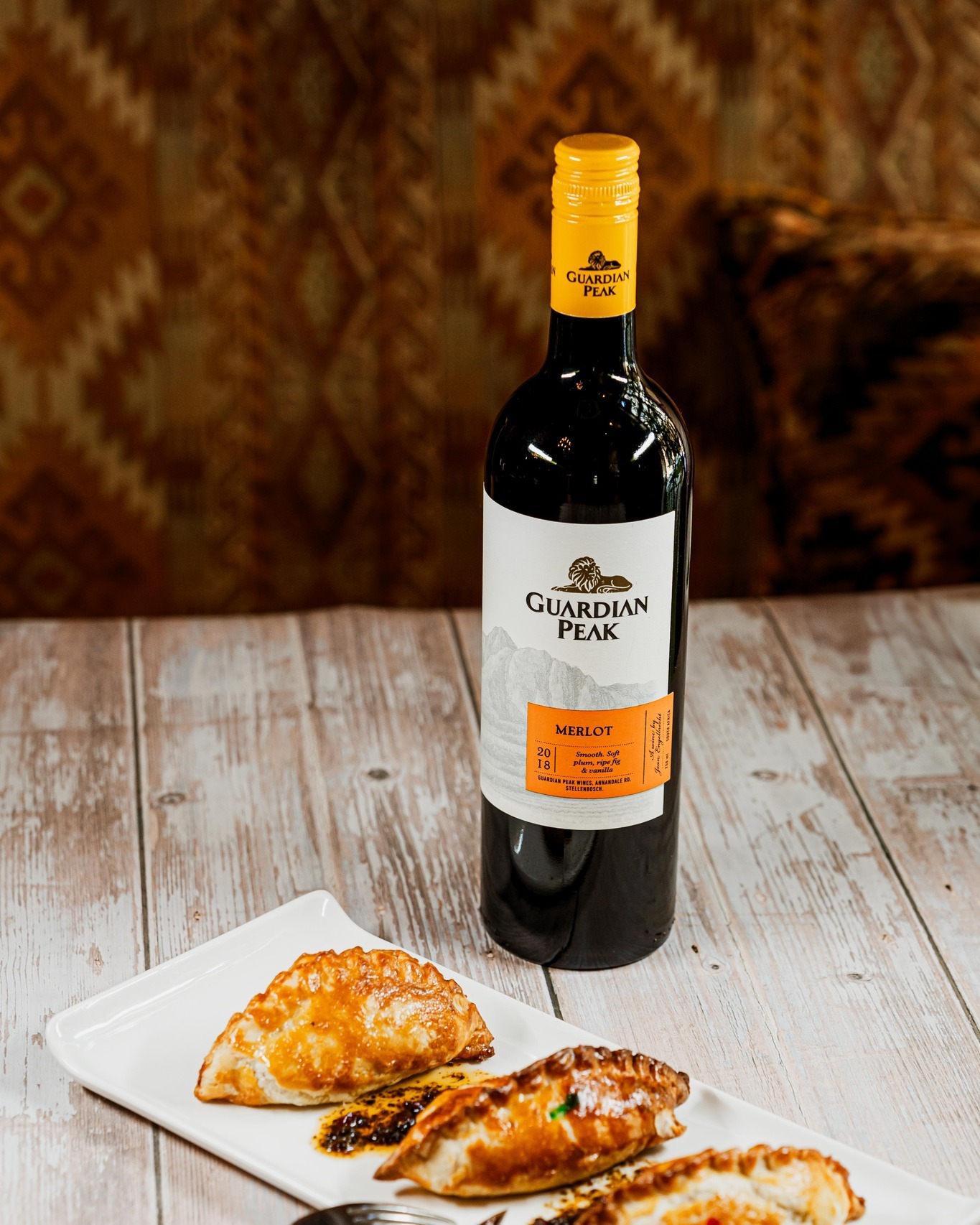 Guardian Peak Merlot 2018
Egy karakteres, mégis elegáns vörösbor Dél-Afrikából, amely szépen megmutatja, mire képes a merlot fajta a napfényben gazdag termőterületeken. ☀🍇 A 2018-as évjárat érett szilvás, feketeribizlis aromákat hoz, finom fűszerességgel és lágy, bársonyos tanninokkal. 🍷 Közepesen telt, jól iható, mégis tartalmas bor, amely tökéletes választás a grillezett húsokhoz, a beszélgetős, nyugodt estékhez. 😍
📍 1053 Budapest, Vámház Krt 6.
🕒 Hétfő–Vasárnap: 12:00-23:00
☎️ +36 (1) 411 1750
📧 info@steak.hu
👉 https://www.steak.hu/
#pampasbudapest #steakhouse