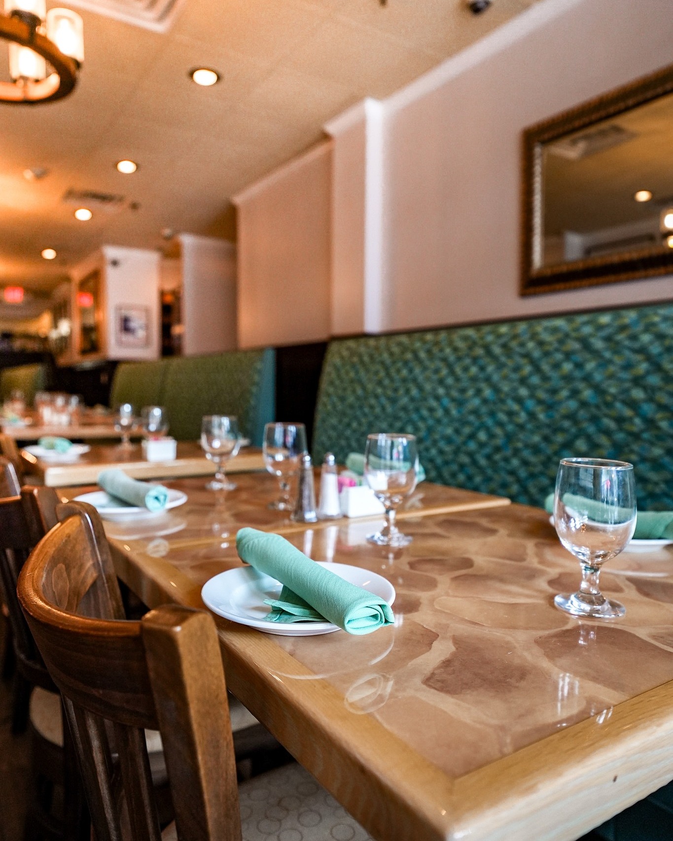 Where the space sets the tone. Thoughtful design, intimate corners, and a setting made for lingering a little longer. See you soon!
#oldtownalexandria #NoVAEats #dmvfoodie #lebanesefood #thepitahouse
