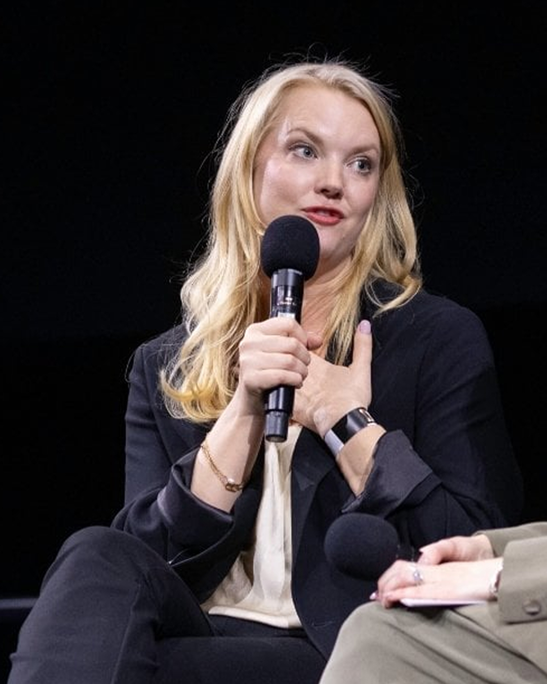 Bakom kulisserna på en berättelse som förändrar ⭐
Med rötterna i Borås och världen som arbetsfält har Hanna Aqvilin byggt en internationell karriär som dokumentärfilmare. Hennes arbete har tagit henne till platser som New York, Amsterdam och London – och vidare till filmfestivaler och sammanhang där hennes filmer uppmärksammats med nomineringar till både Oscars och BAFTA.
Oavsett format, budget eller geografisk plats har Hannas fokus alltid varit detsamma: människan och berättelsen. De berättelser som berör, skaver och fördjupar vår förståelse av världen – och som kräver tid, närvaro och mod.
I sin föreläsning den 26 mars tar Hanna avstamp i arbetet med den internationellt uppmärksammade dokumentärfilmen Black Box Diaries. Hon delar med sig av den nio år långa resan bakom filmen – från den första idén, genom motstånd och tvivel, till internationella filmfestivaler och Oscarsgalan 🎬
Det är en personlig och mänsklig berättelse om uthållighet. Om att fortsätta även när finansiering saknas, när vägen framåt är osäker och när det hade varit lättare att släppa taget. Hanna ger en unik inblick i dokumentärfilmandets verklighet – där förtroende, ansvar och relationer är avgörande – och i varför vissa berättelser är värda att kämpa för, även när priset är högt.
Efter föreläsningen vill Hanna att du som deltagare ska känna dig stärkt i din egen drivkraft. Oavsett om du arbetar kreativt, leder andra eller driver eget, är detta en föreläsning som påminner om värdet av att stå kvar i det som betyder något – och våga.
Läs mer och anmäl dig 👉 https://www.kavai.se/event-details/bakom-kulisserna-pa-en-berattelse-som-forandrar