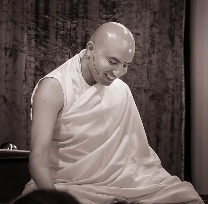 Humble prostrations at the lotus feet of my Guru!
Full one year!!!
पापान्धकारार्क परम्पराभ्यां तापत्रयाहीन्द्र खगेश्र्वराभ्याम् ।
जाड्याब्धि संशोषण वाडवाभ्यां नमो नमः श्रीगुरुपादुकाभ्याम् ॥
Salutations to the sandals of my Guru,
Which is like a series of Suns, driving away the dark sins,
Which is like the king of eagles, driving away the cobra of miseries,
And which is like a terrific fire drying away the ocean of ignorance.
🙏🙏🙏