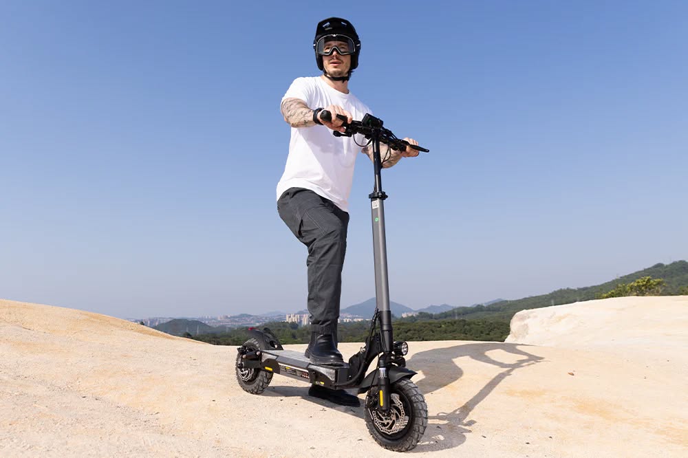 ⚡️ iScooter W9 – 1000W Voimaa ja Täysjousitus!
Etsitkö maksimaalista tehoa budjettihintaan? iScooter W9 tarjoaa uskomattoman kiihtyvyyden ja pehmeän kyydin, joka jättää kalliimmat kilpailijat varjoonsa.
Vain 439,99 € – Tehoa ilman kompromisseja:
🚀 1000W Moottori: Huikea vääntö ja 45 km/h huippunopeus. ☁️ Täysjousitus: Jouset edessä ja takana tekevät ajosta vaivatonta myös epätasaisilla teillä. 🛑 Varma pysähtyminen: Levyjarrut sekä edessä että takana takaavat turvallisen jarrutuksen. 🔋 Pidempi matka: 14 Ah akku kuljettaa sinua jopa 40 km yhdellä latauksella.
TEKNISET TIEDOT:
Hinta: 439,99 €
Moottori: 1000 W
Huippunopeus: 45 km/h
Akku: 48 V / 14 Ah
Jarrut: Levyjarrut (Etu + Taka)
Toimintasäde: n. 40 km
Paino: 21,75 kg
#sähköpotkulauta #suomi #arkirullaa #sähköskootit #skuutti #sähköajoneuvo