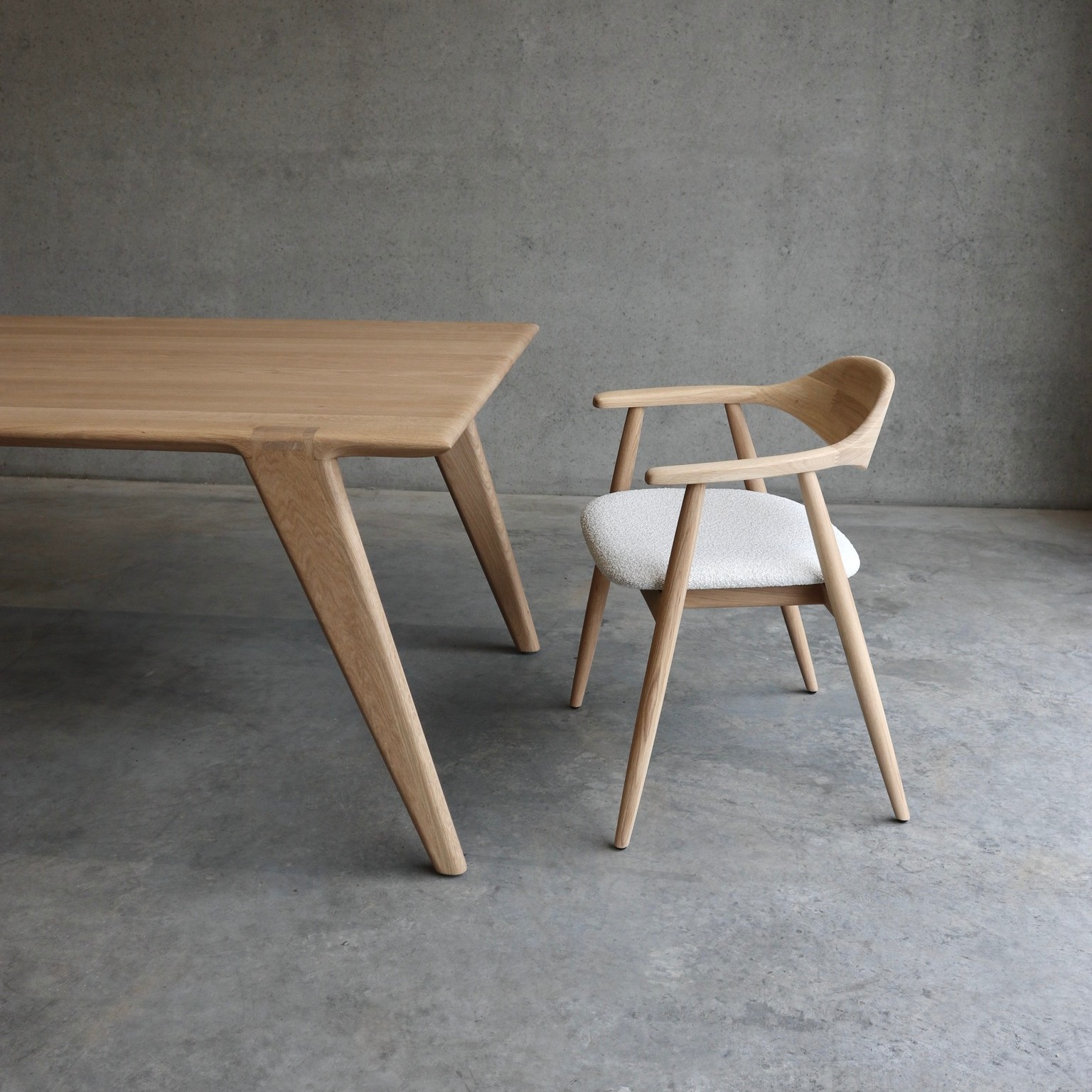 We zochten lang naar ontwerpen die hetzelfde gevoel dragen als onze tafels.
Stoelen die uitblinken in kwaliteit, comfort en vormgeving.
Vandaag stellen we een uitgebreide collectie voor die hier perfect op aansluit.
Elk ontwerp kan gepersonaliseerd worden in stof, kleur en afwerking. Zo creëer je een unieke combinatie die naadloos aansluit bij jouw interieur.
En binnenkort kan je ze allemaal op hun paasbest ontdekken…
op onze nieuwe locatie.
#woodenchair #designmeubels #interieur #interieurinspiratie