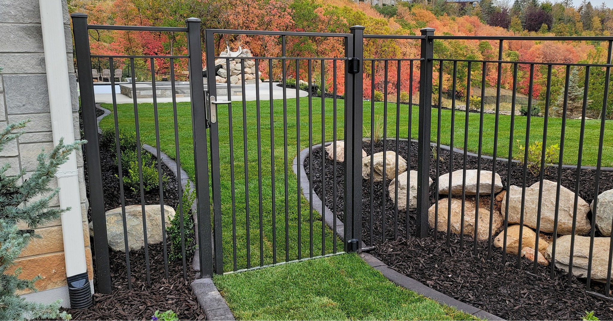 There’s something about a fence and gate that just makes a yard feel complete. Solid, simple, and easy to use.
#gate #fence #metalworks #fabrication #metaldesign #steelworks #americaneaglewelding #design #modernsteel #custom #metalrailing #architecture #utahdesigner #homedecor #metalfab #metal