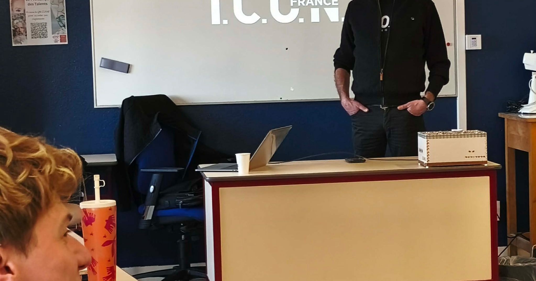 📍CIFAC Caen | 25/02
Retour sur une belle matinée d’échanges avec les BTS 2e année : intervention de Pascal Prunier, développeur I.C.O.N., autour des réalités du terrain, des attentes en salon et des bonnes pratiques pro.
Objectif : connecter la formation au concret, partager l’expérience, et donner aux futurs pros des clés directement applicables.
Merci au @cma_normandie pour l’accueil et bravo aux étudiants pour leur écoute et leurs questions !
👉 Vous souhaitez organiser une intervention / masterclass dans votre établissement ? Contactez-nous.
#factoryeducation #formation #iconfrance #formationcoiffeur